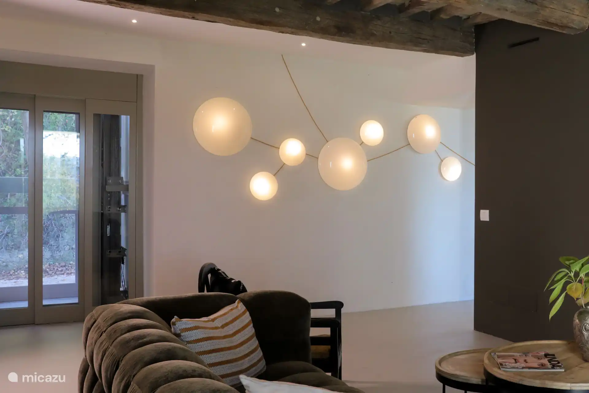 Die Immobilie verfügt über einen Aufzugszugang zum ersten Stock, sodass die Villa für Gäste mit Mobilitätseinschränkungen komfortabel ist.