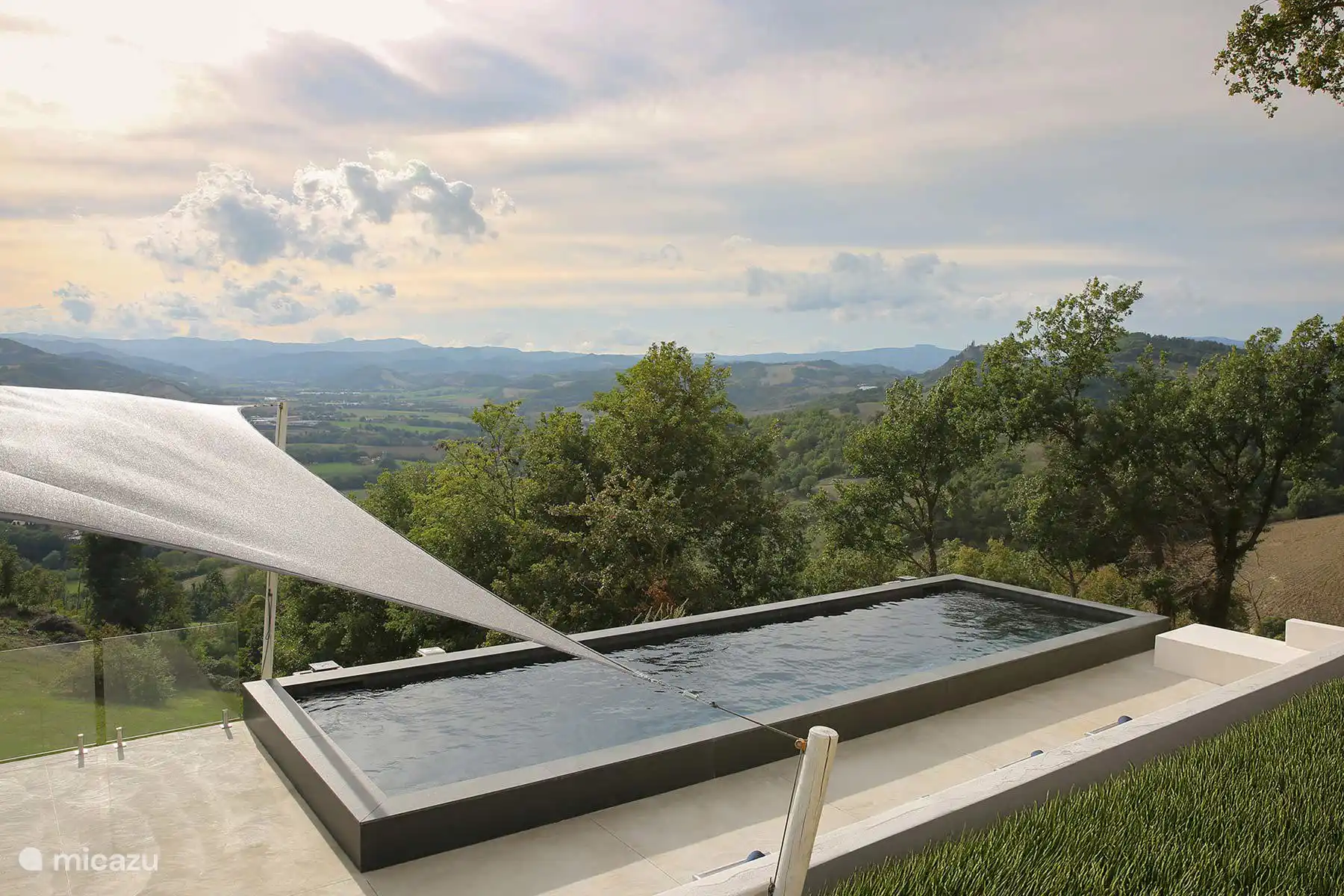Moderner rechteckiger Infinity-Pool mit einer Panorama-Sonnenterrasse mit Blick auf die Hügel und bietet spektakuläre Ausblicke auf die Apenninen.