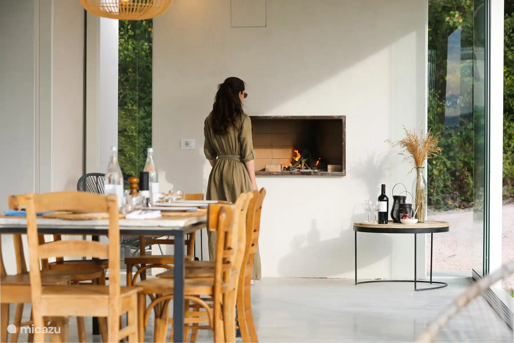 La cheminée véranda, parfaite pour faire des barbecues et créer une ambiance chaleureuse pour les rassemblements du soir.