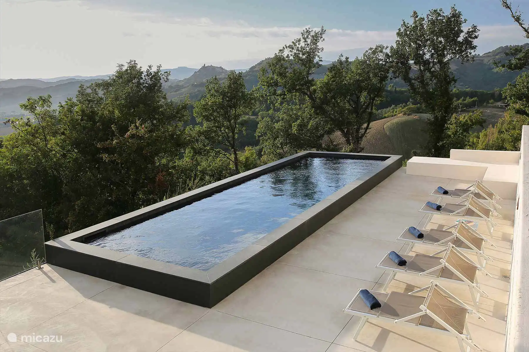 Moderner rechteckiger Infinity-Pool mit einer Panorama-Sonnenterrasse mit Blick auf die Hügel und bietet spektakuläre Ausblicke auf die Apenninen.