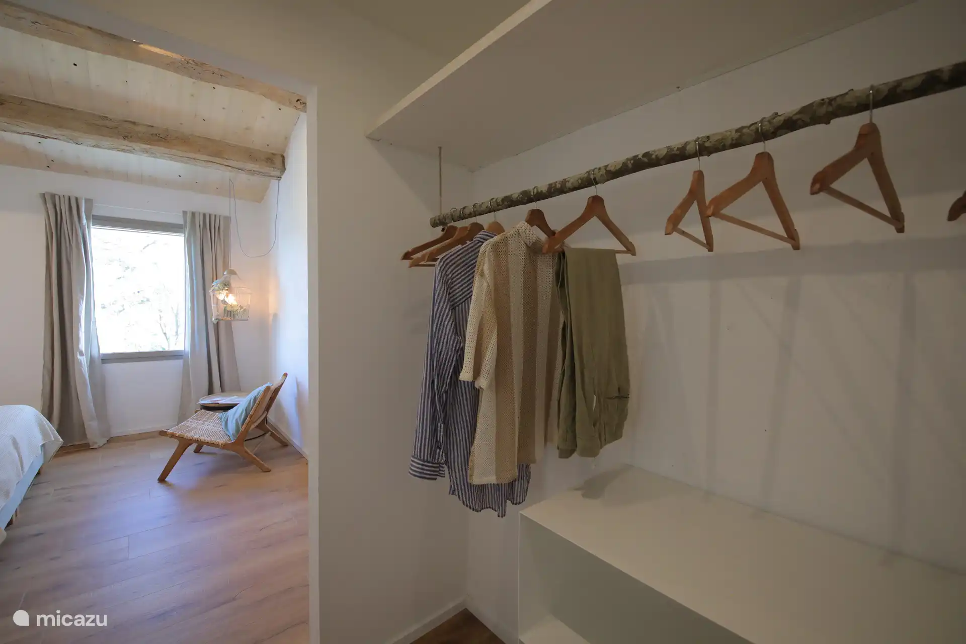 Die Schlafzimmer verfügen über ein einfaches, aber funktionales offenes Kleiderschrank-/Kleiderschrank-Setup.