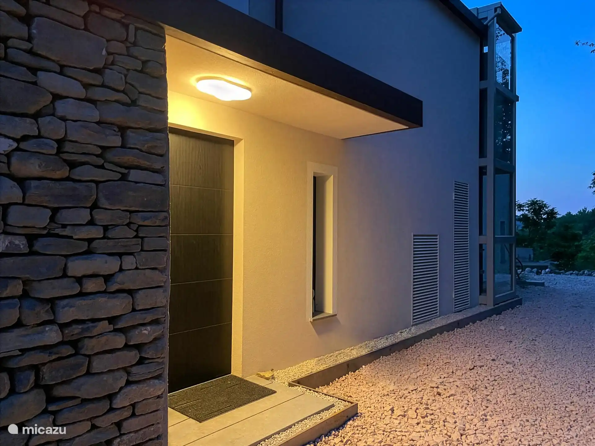 Die Immobilie verfügt über einen Aufzugszugang zum ersten Stock, sodass die Villa für Gäste mit Mobilitätseinschränkungen komfortabel ist.