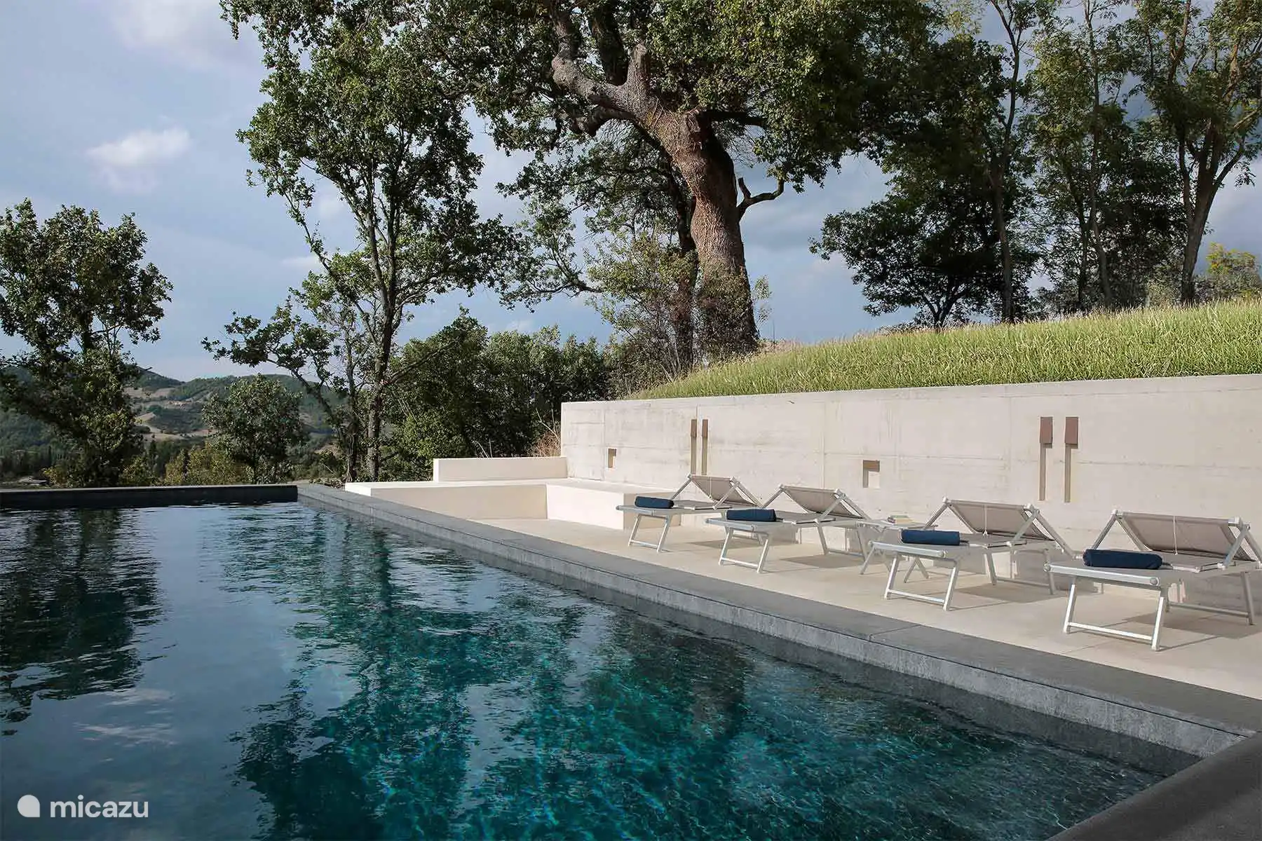 Moderner rechteckiger Infinity-Pool mit einer Panorama-Sonnenterrasse mit Blick auf die Hügel und bietet spektakuläre Ausblicke auf die Apenninen.