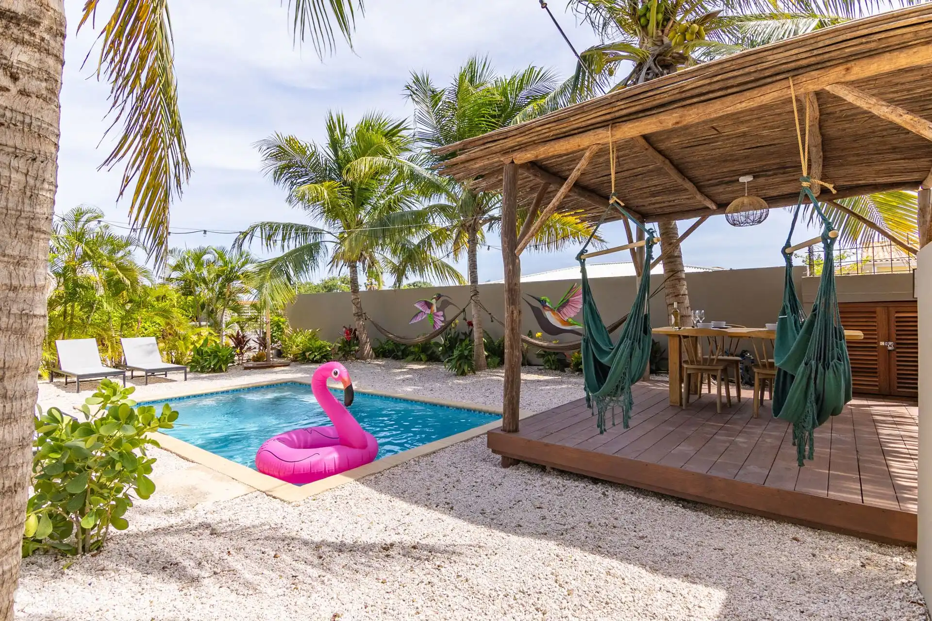 Blick auf die Pergola und die Minibar