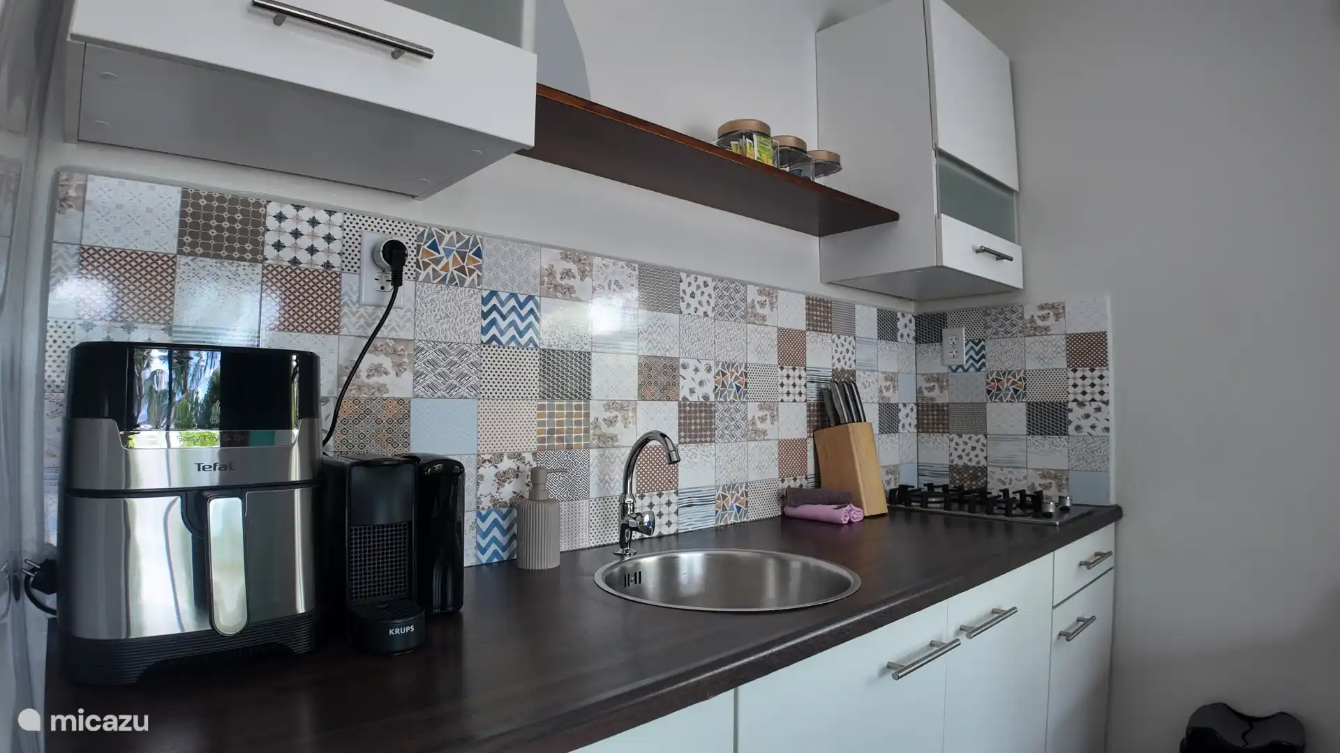 Küche komplett ausgestattet.