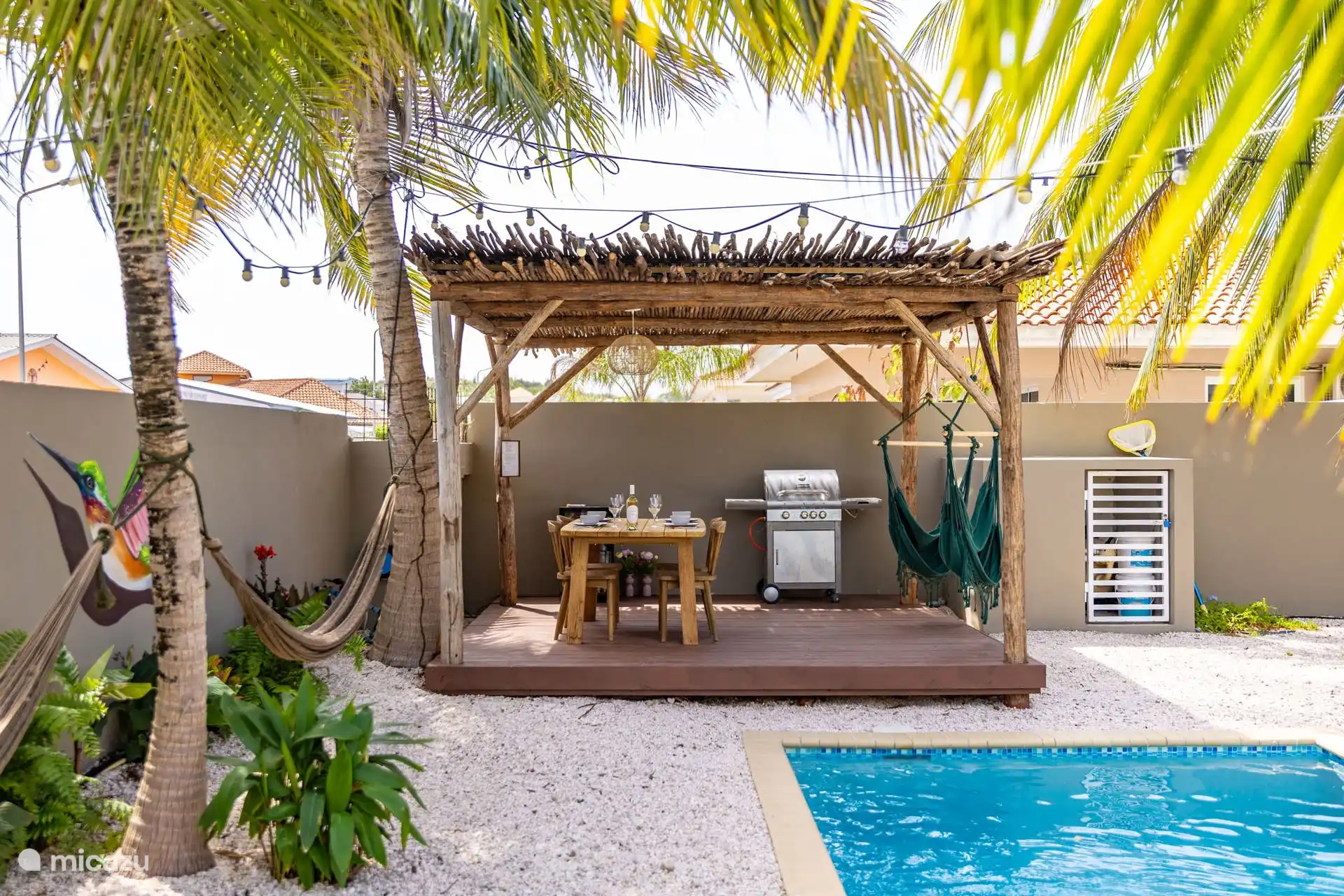 Die Pergola mit Minibar, Grill und Platz zum Entspannen.