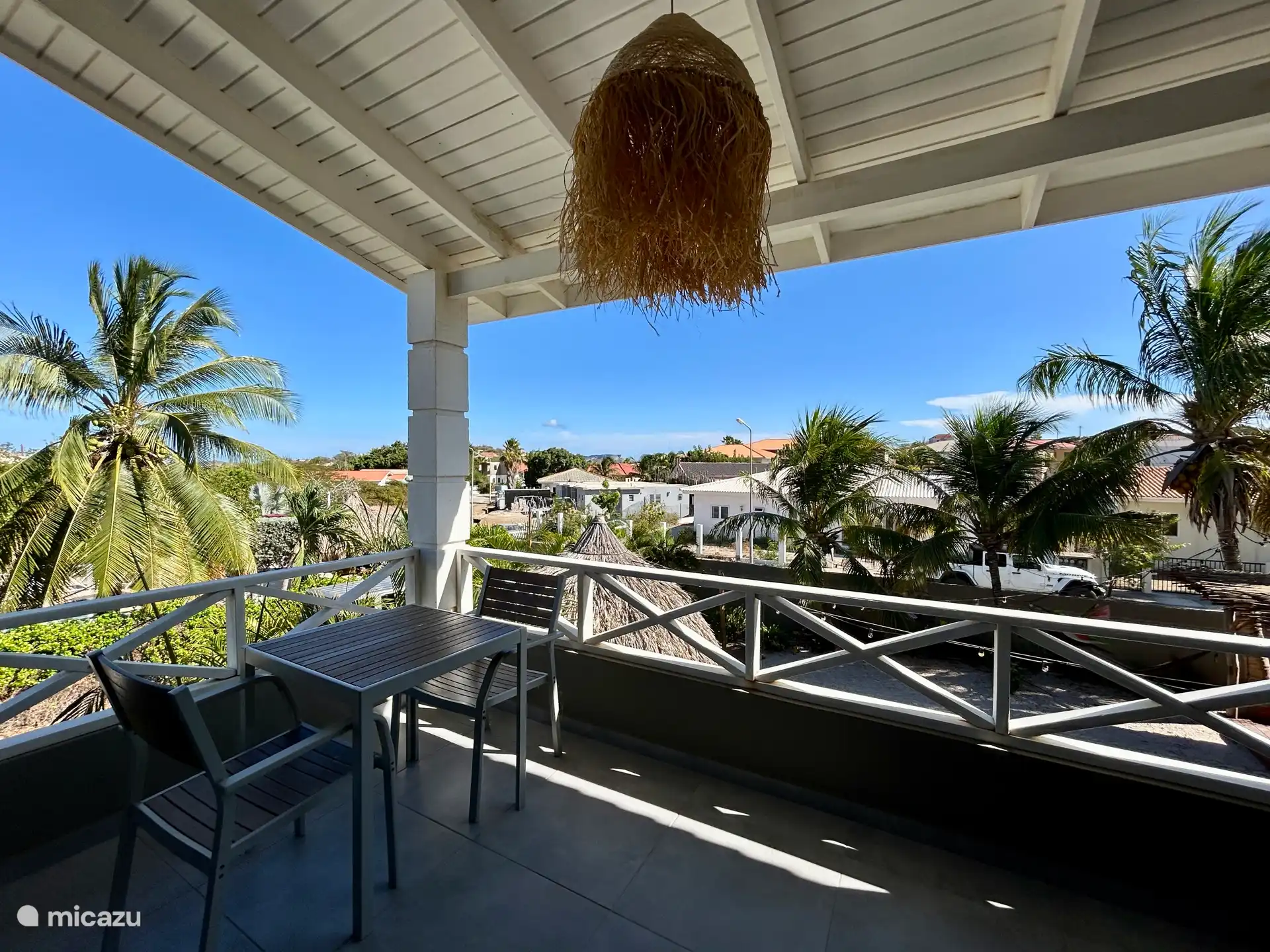 Vue imprenable sur la piscine et sur l’île.