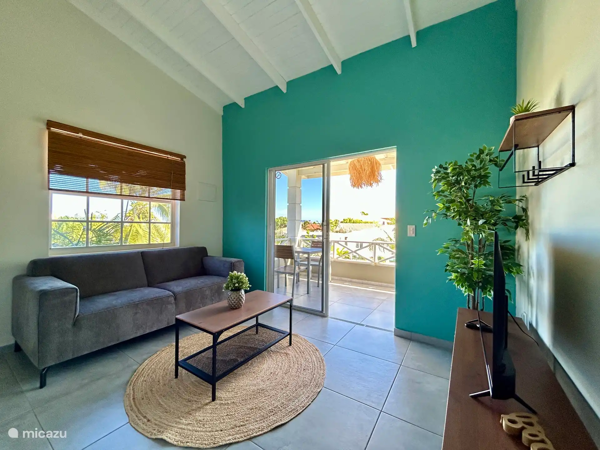 Séjour avec cuisine ouverte, vue sur le balcon