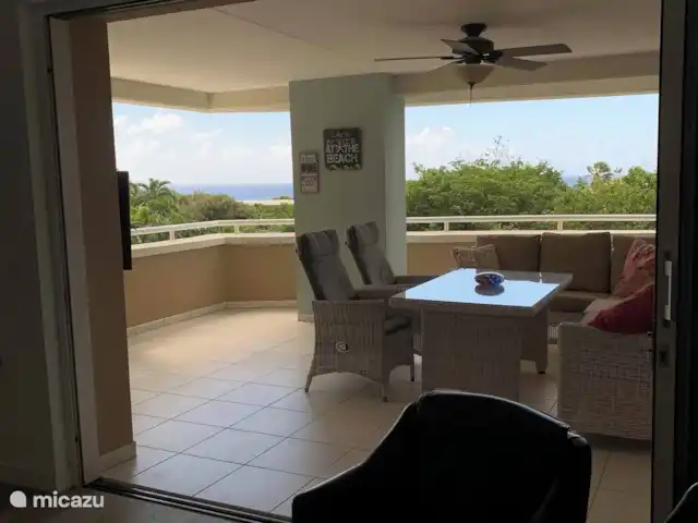 Résidence Piscadera | Curaçao, Curaçao-Centre, Piscadera - appartement Vue depuis le salon sur la terrasse. Vert et mer