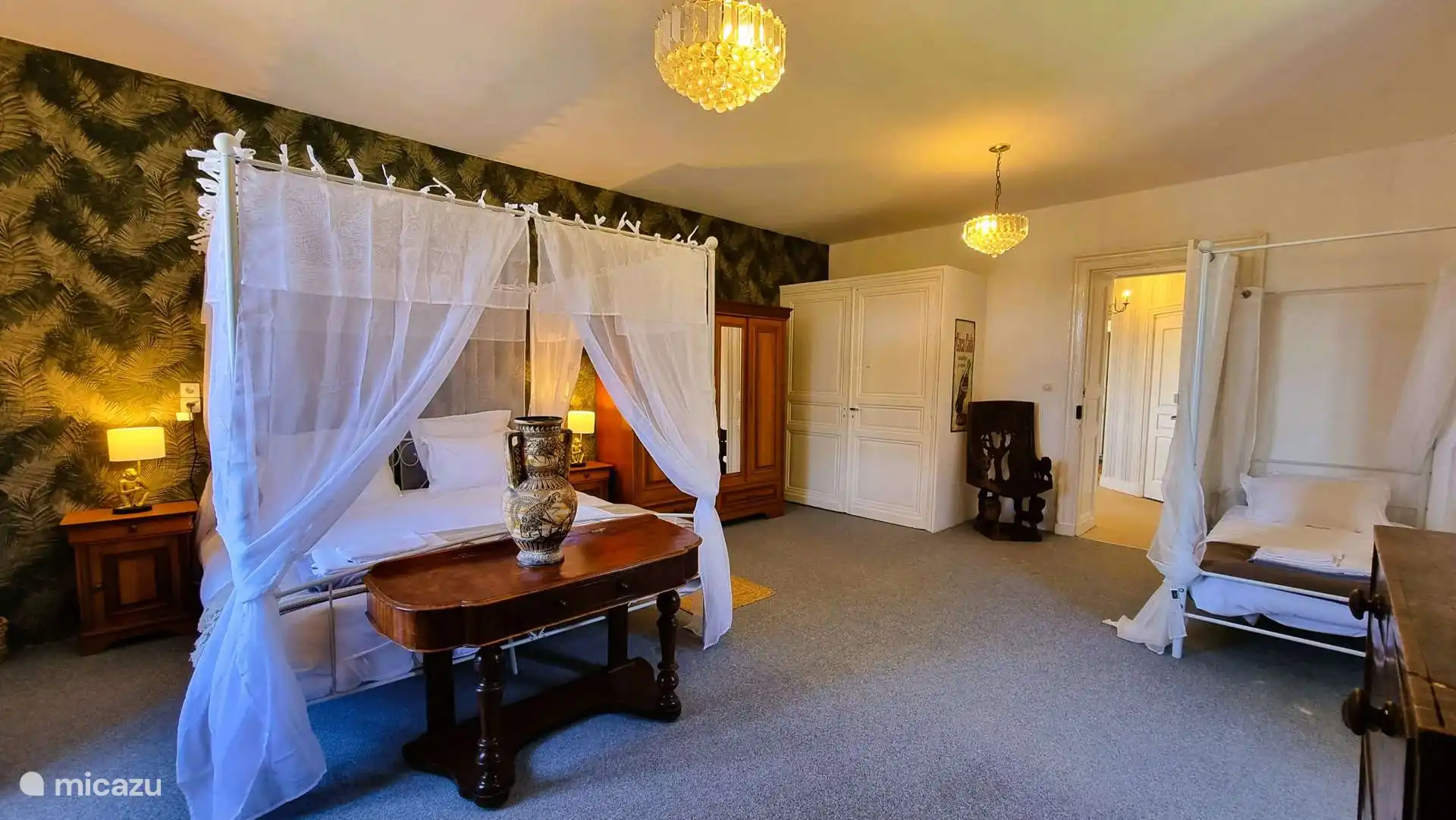 Schlafzimmer mit Kingsize-Bett