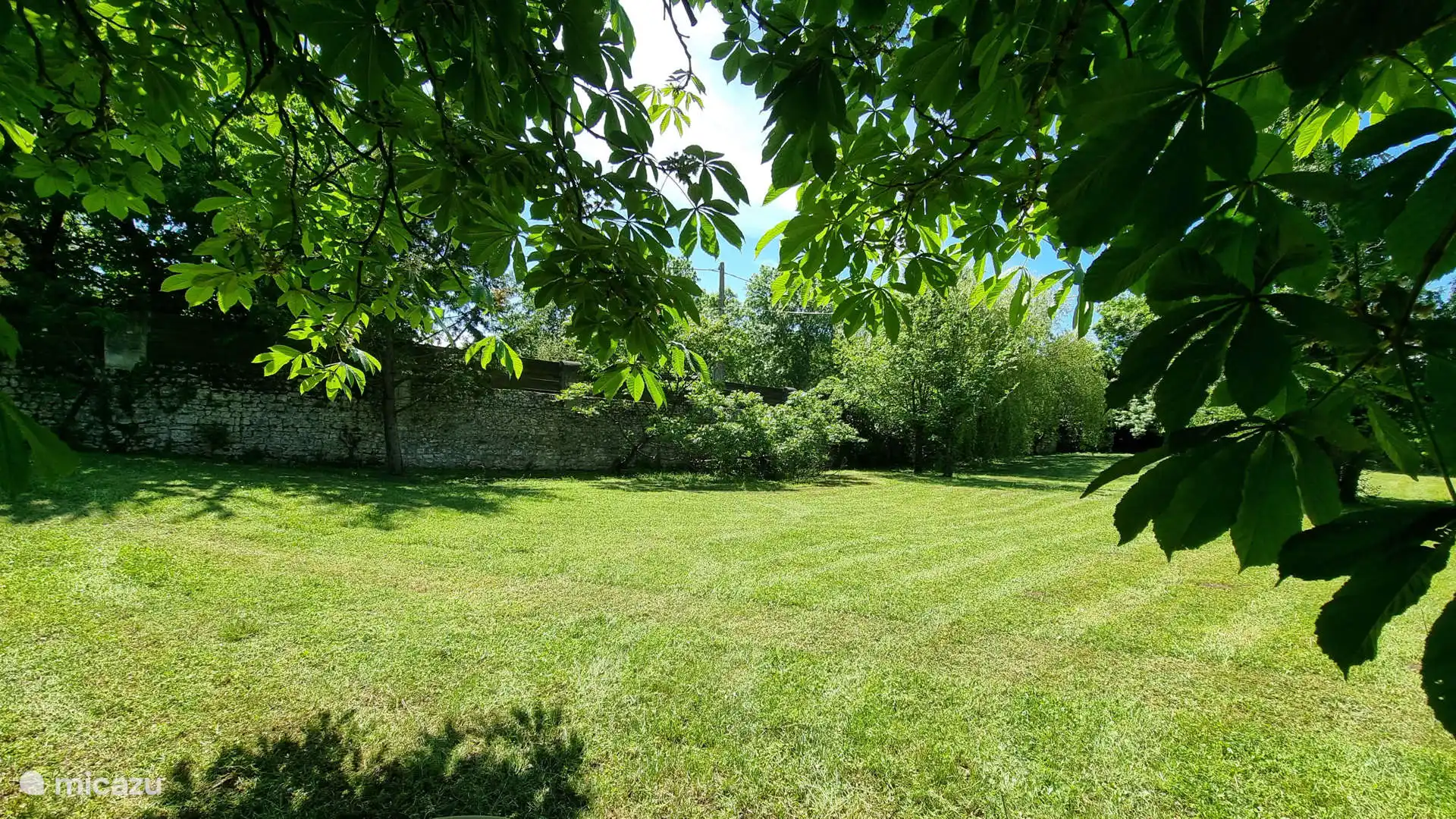 Eingezäuntes Grundstück und Park