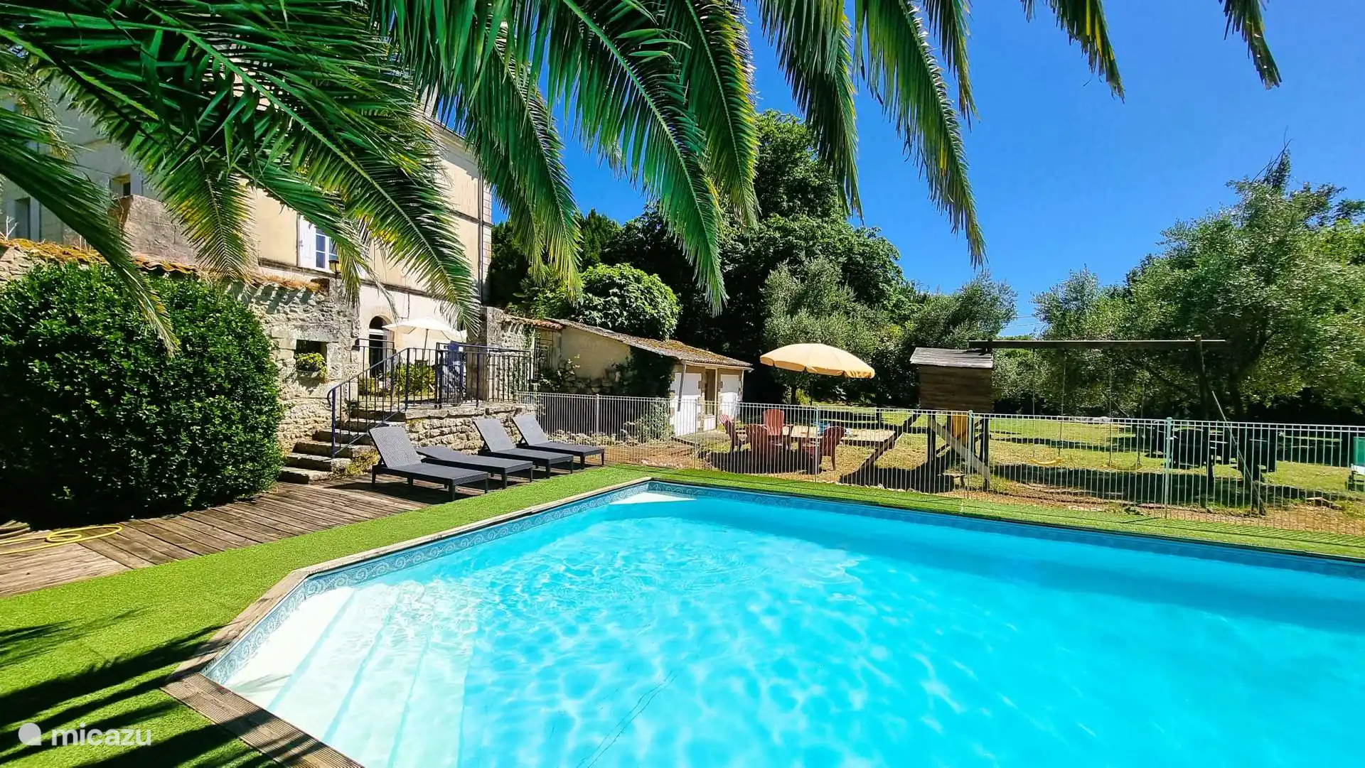 Privater Park, Pool und Spielplätze