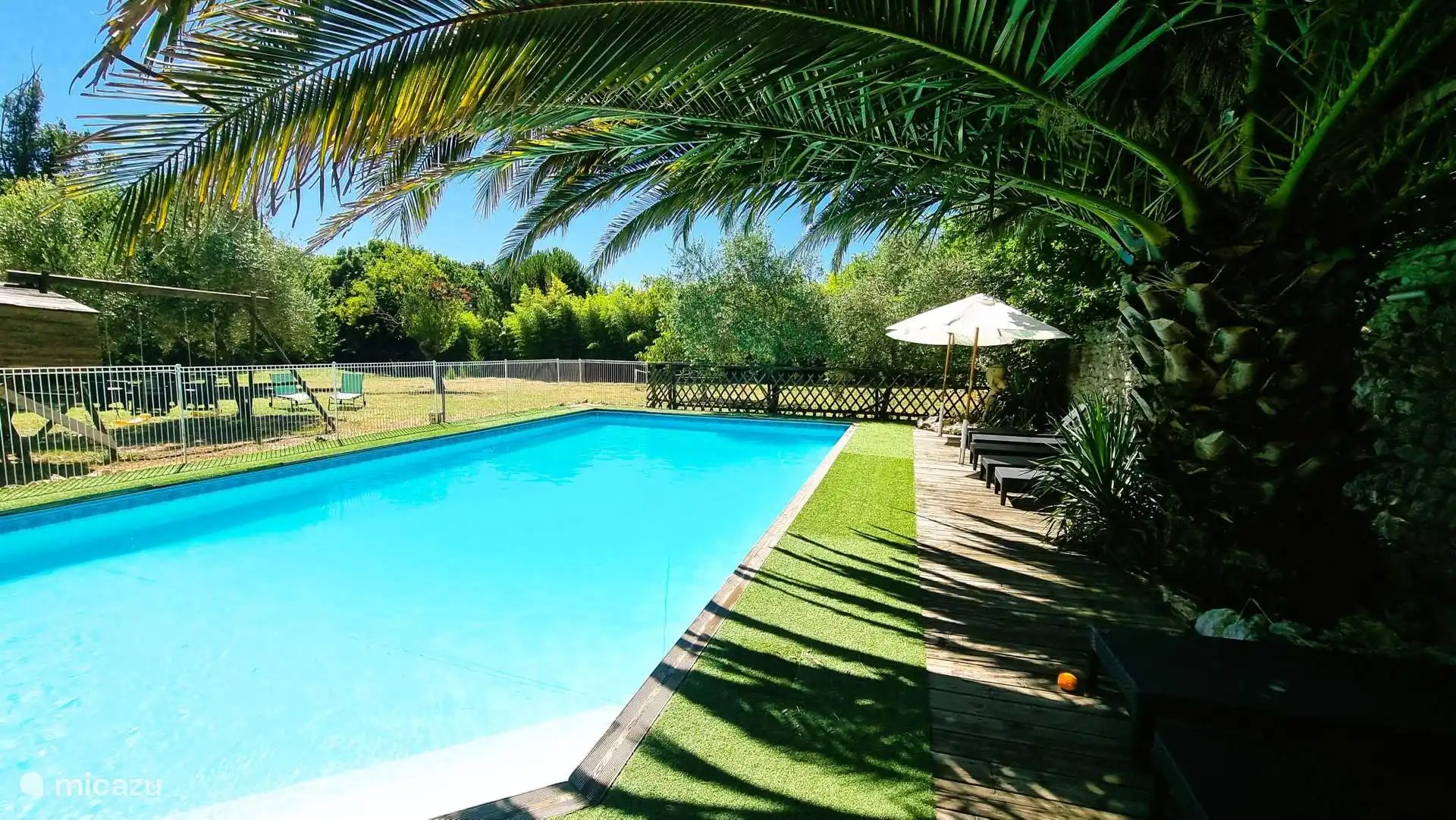 Privater Park und Schwimmbad