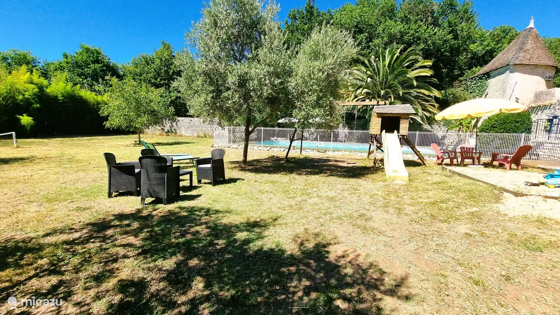 Park von Mauern umgeben. Privater Park und Schwimmbad