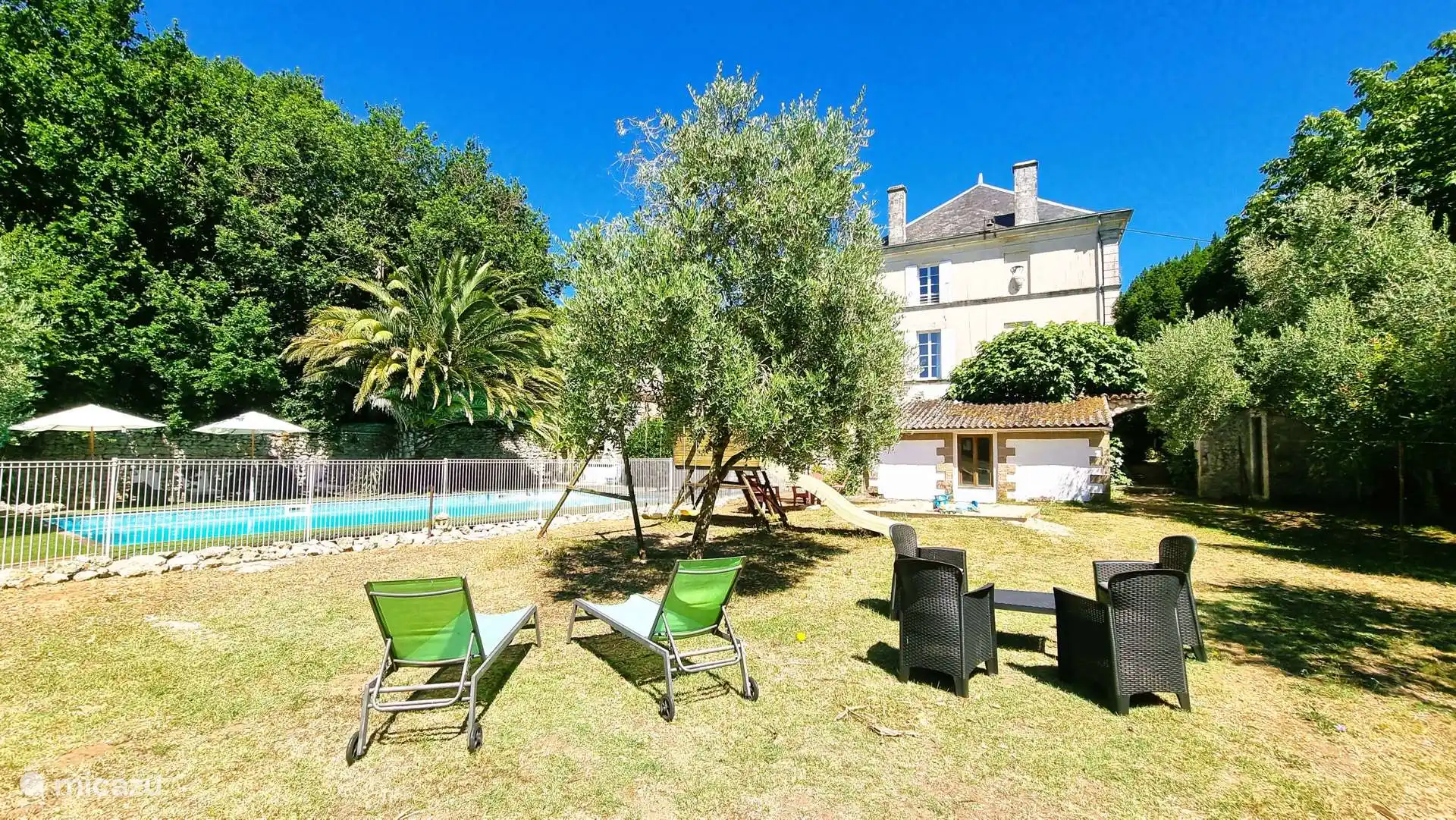 Privater Park und Schwimmbad