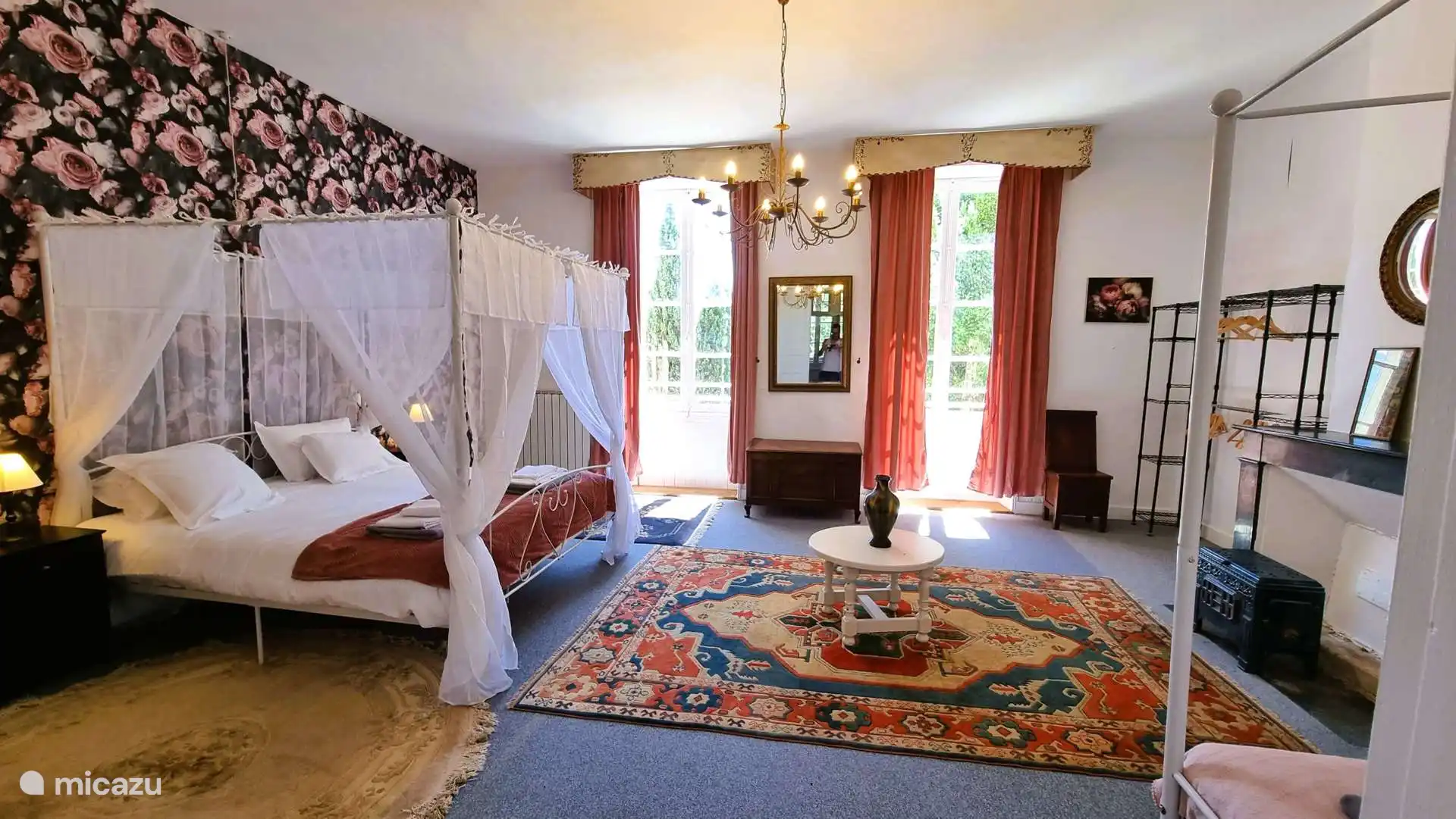 Schlafzimmer mit Kingsize-Bett