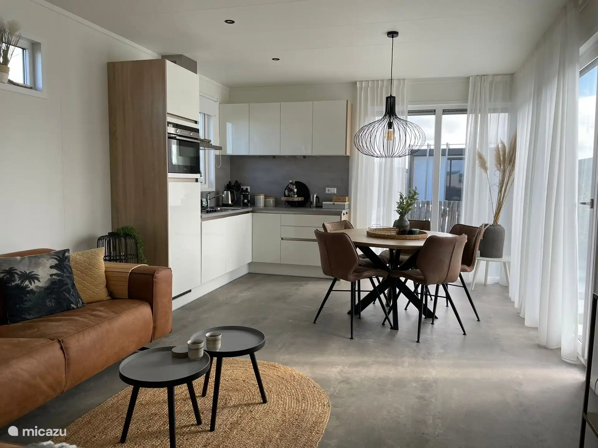 Wohnzimmer mit offener Küche und Essbereich