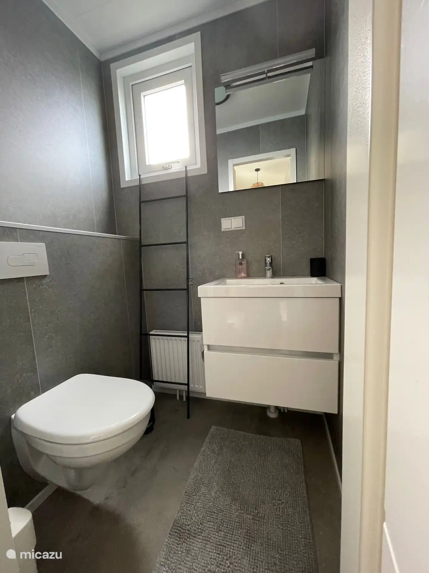 Separate Toilette mit Waschbecken