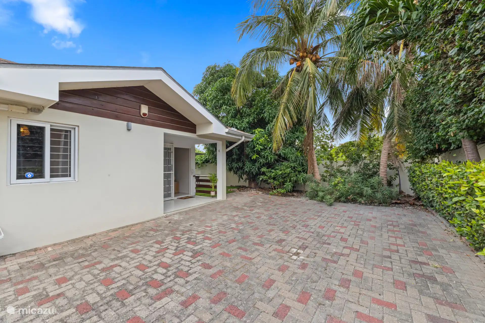 Place de parking devant l’entrée