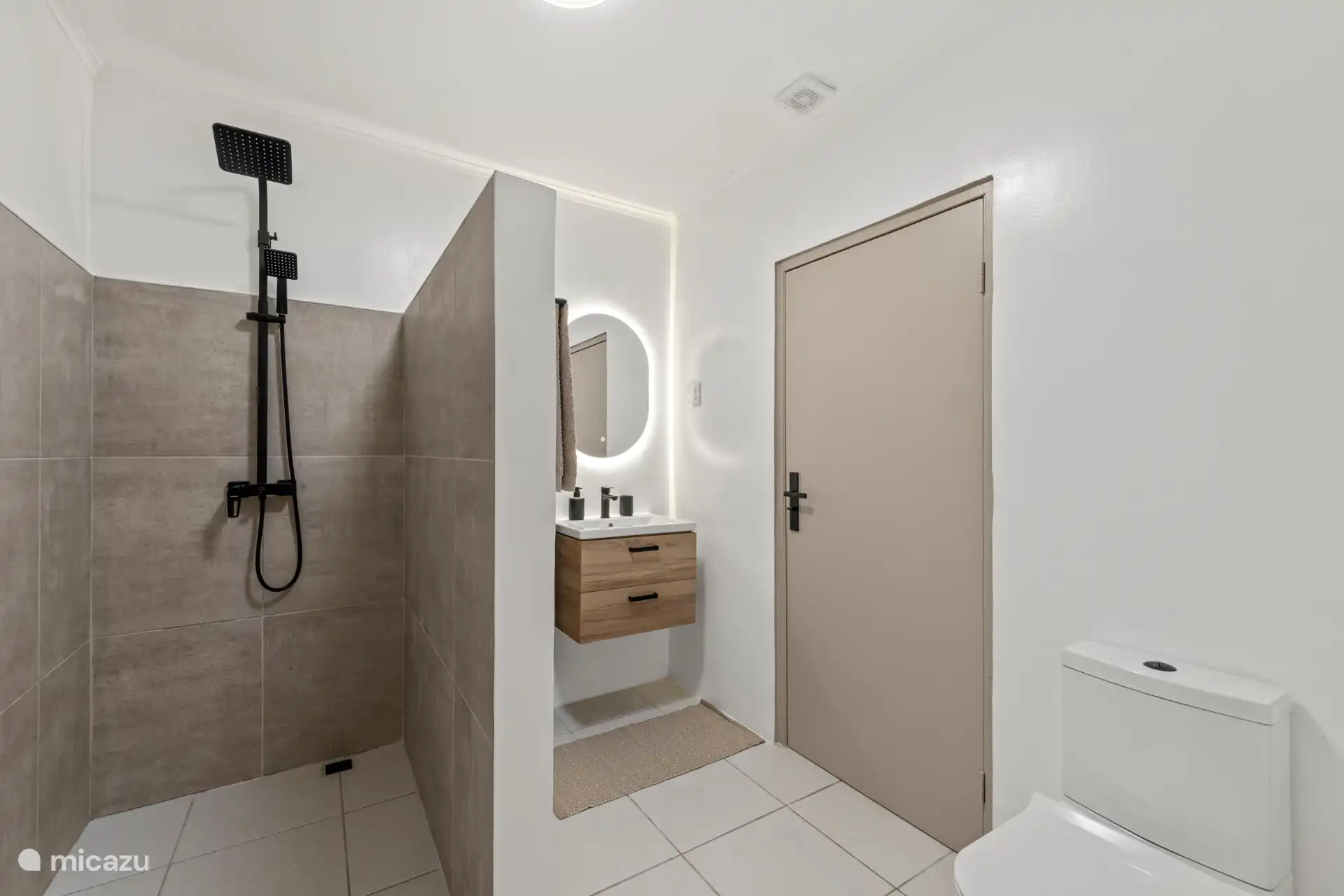 Salle de bain avec douche à effet pluie (eau chaude)