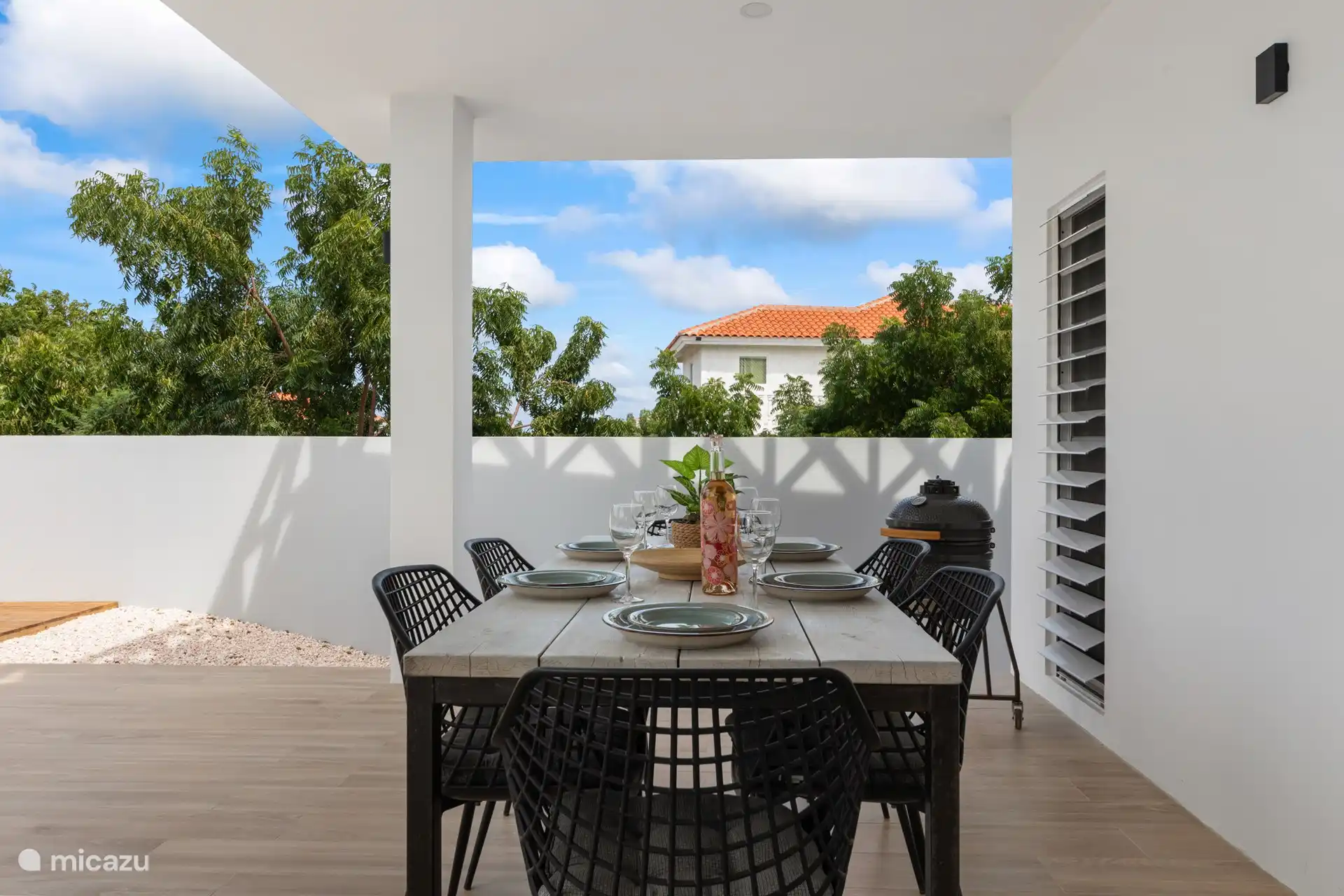 Nice outdoor dining, but lovely in the shade