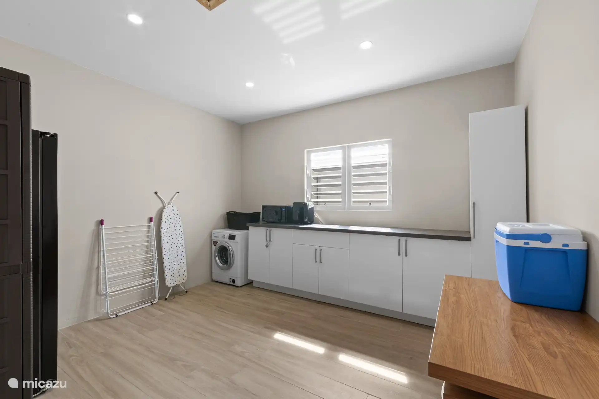 Large utility room with washing machine and as an extra a 2nd American fridge