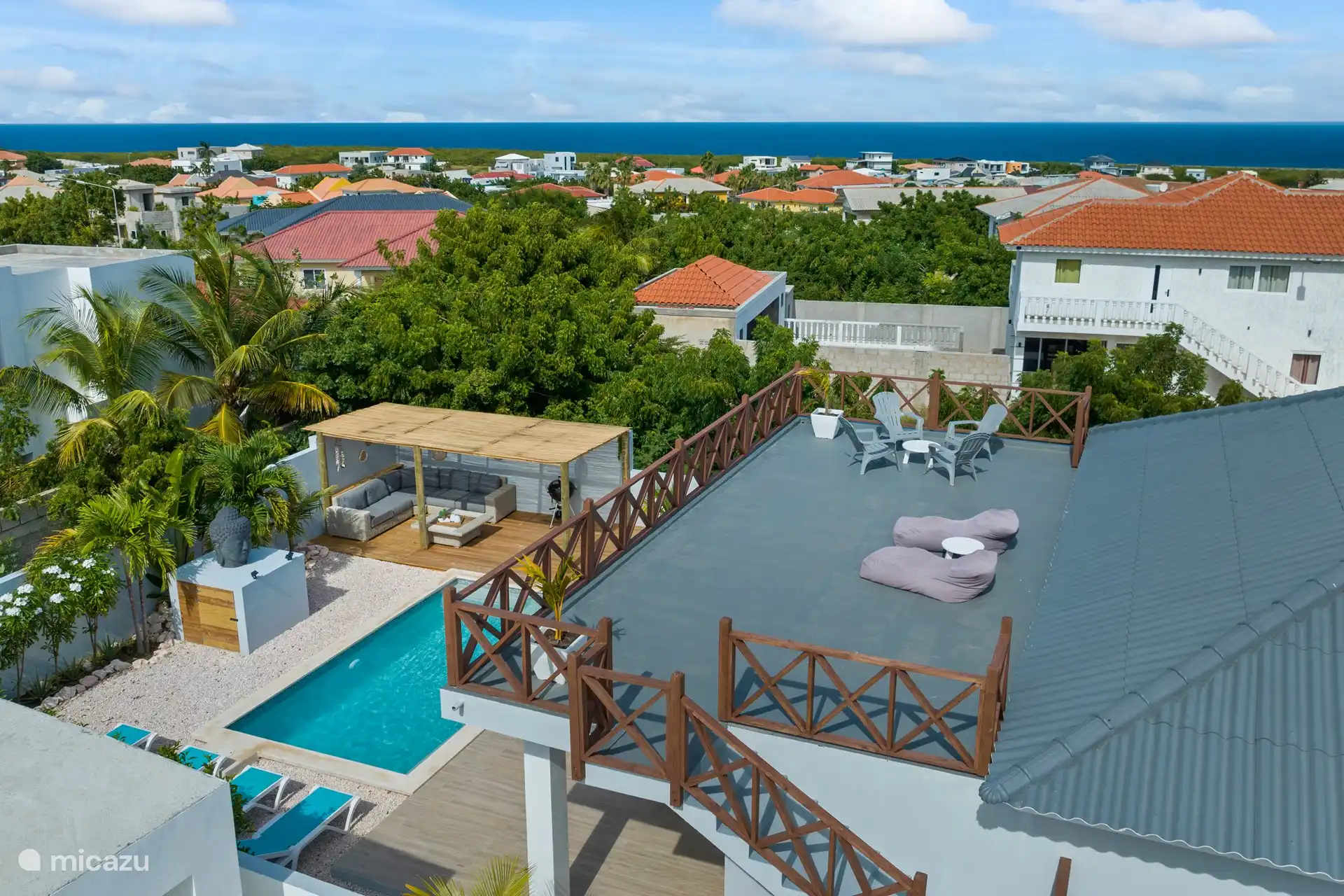 The roof terrace with sea view is the showpiece!