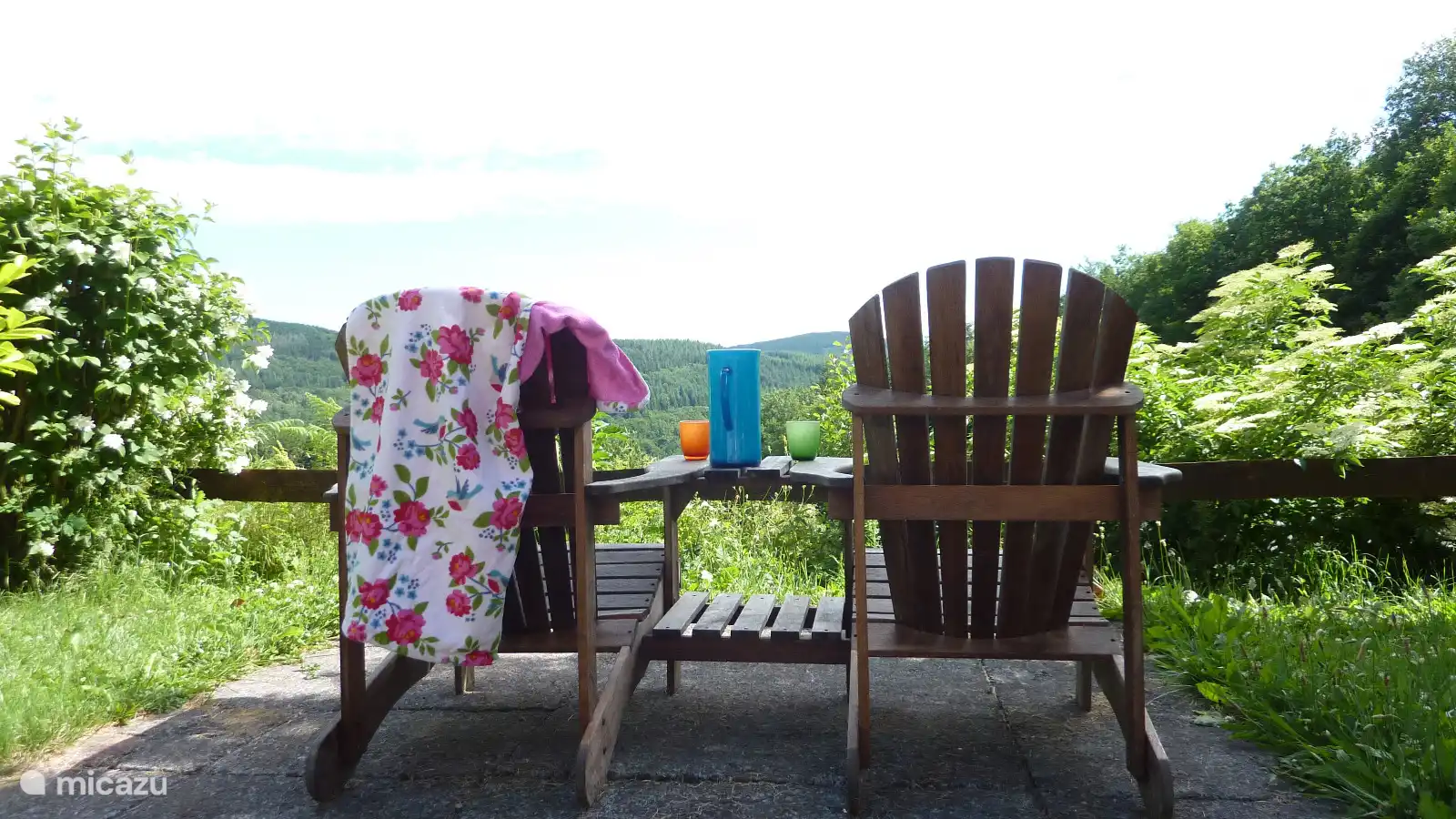 Espace salon extérieur avec vue sur la prairie