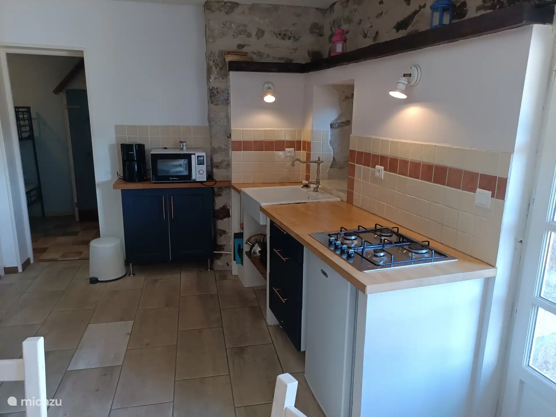 Cuisine avec une cuisinière à 4 feux et un micro-ondes combiné