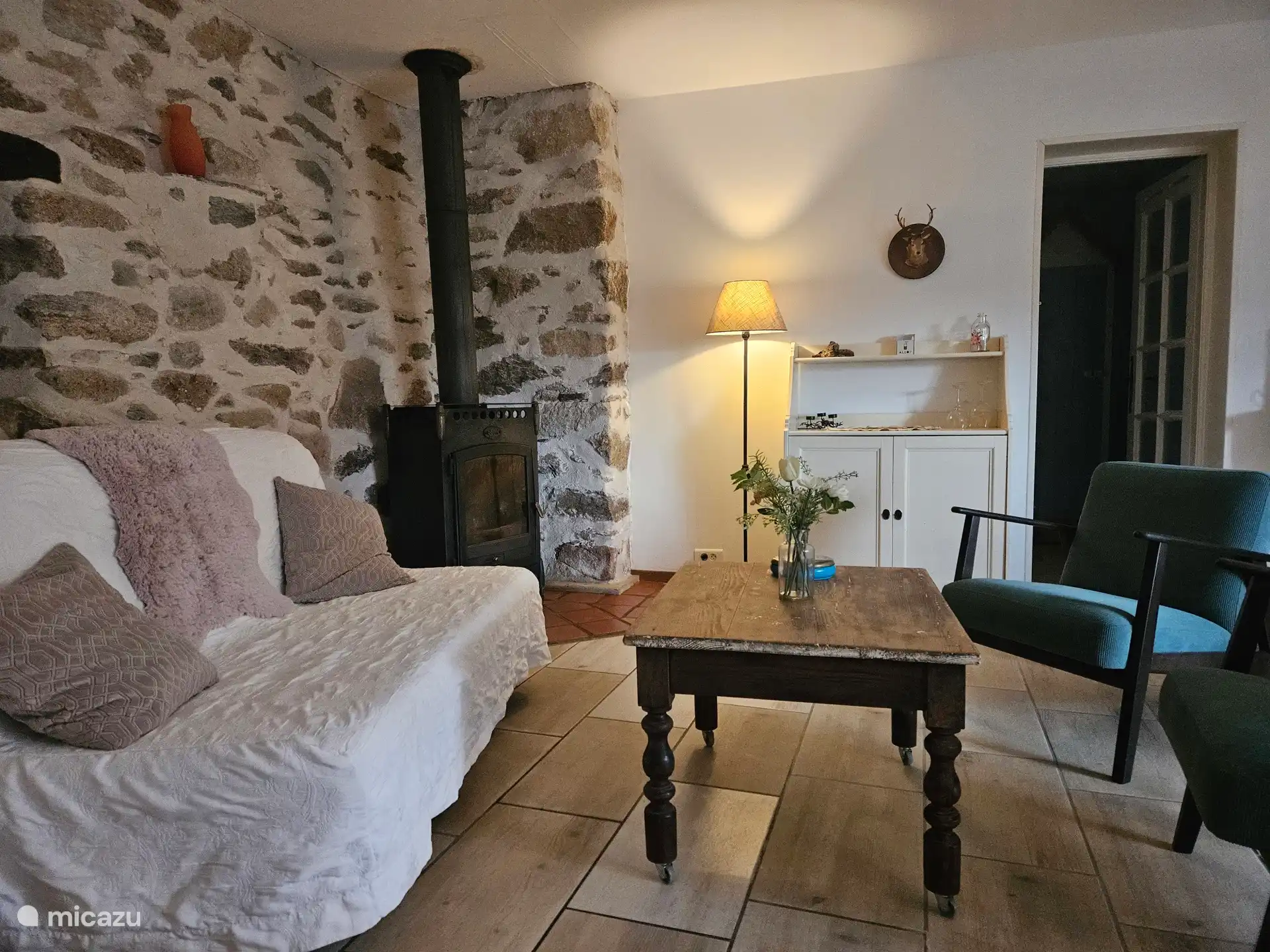 Salon avec canapé-lit