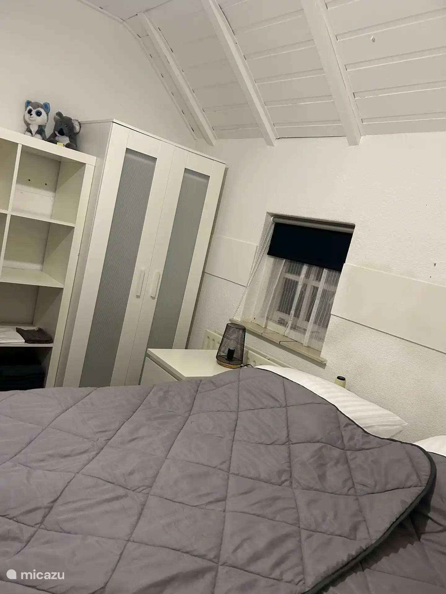 Kleiner Raum mit ausgefahrenem Bett 