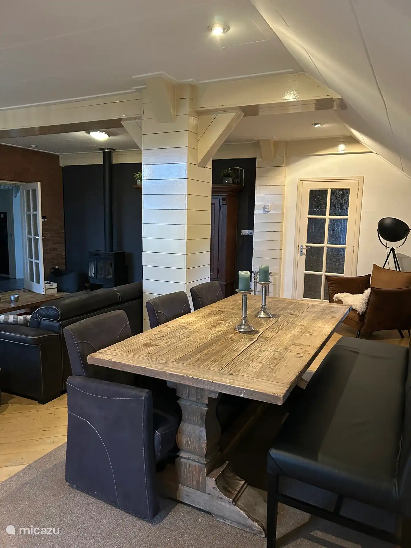 Eetkamer. Met bank en 3 stoelen 