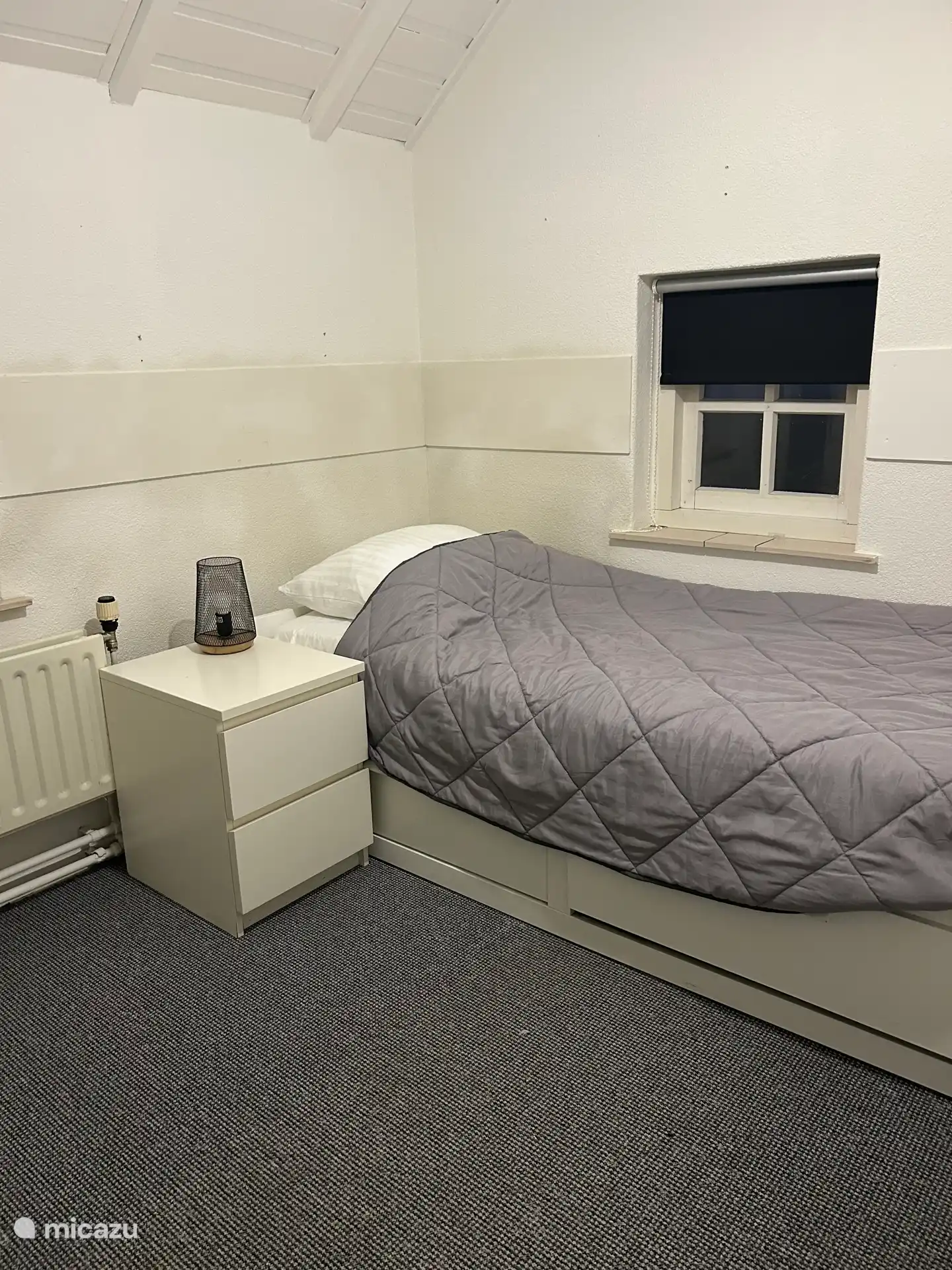 Kleines Schlafzimmer. Das Bett kann zu einem Doppelbett erweitert werden 