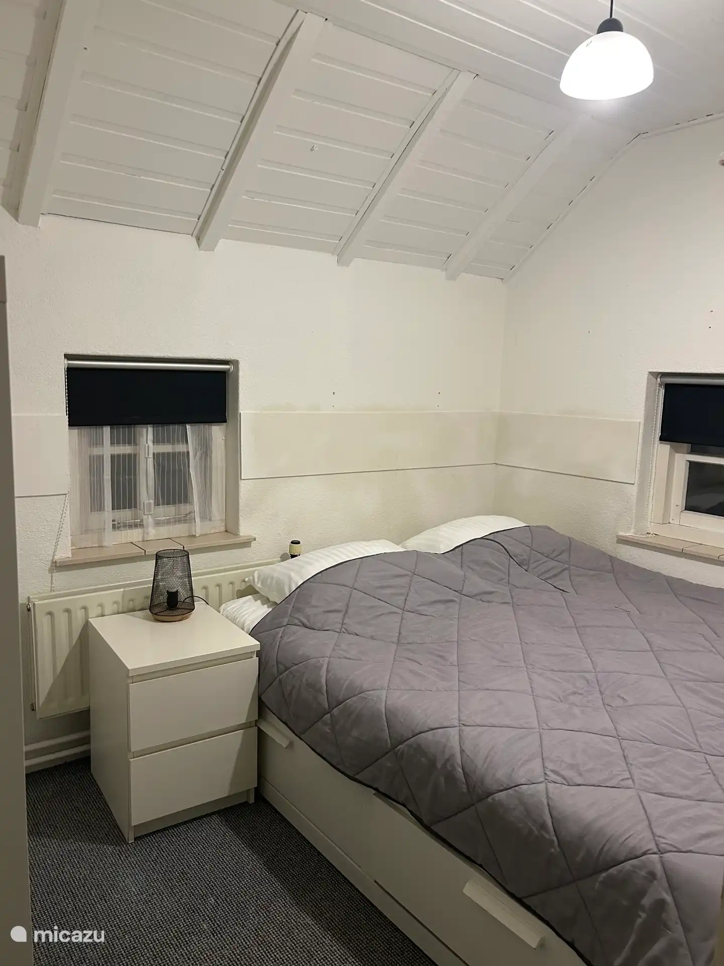 Kleiner Raum mit dem Bett jetzt ausgestreckt 