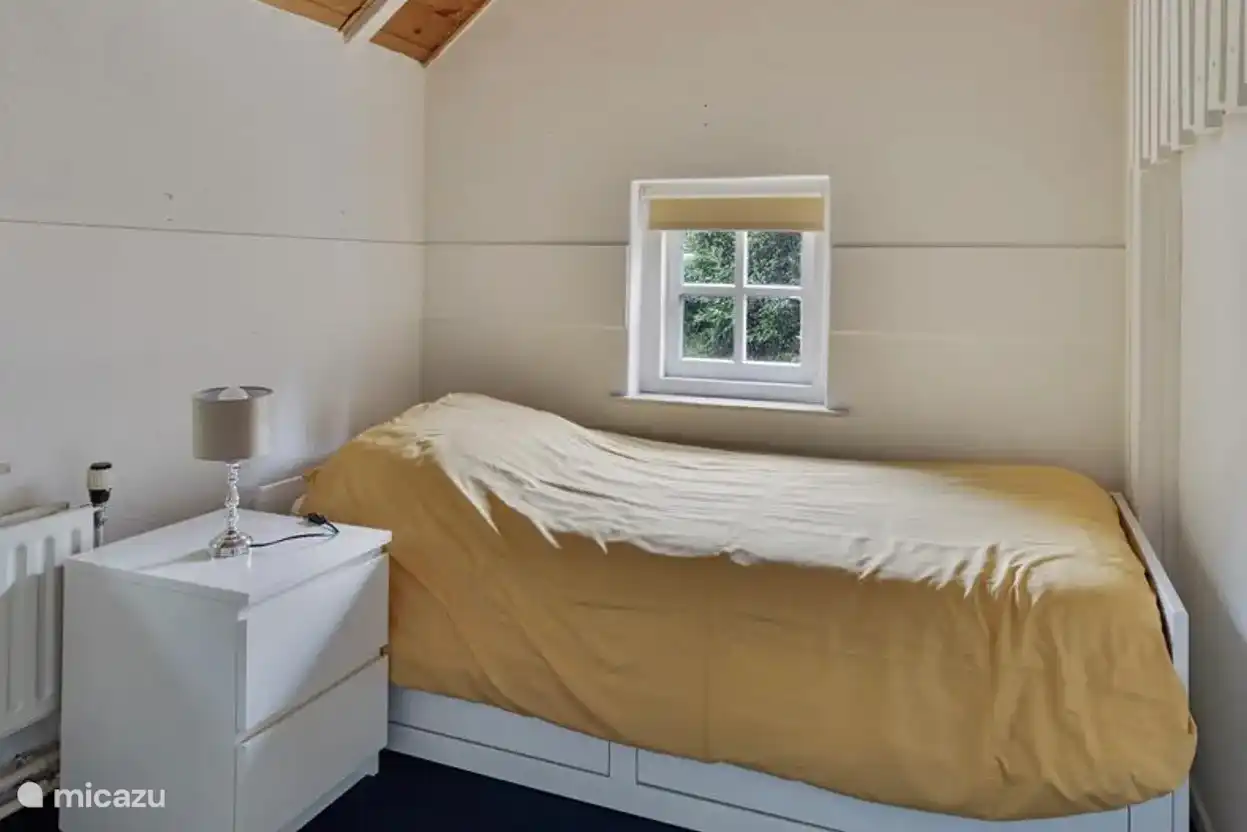 Kleines Schlafzimmer. Dieses Bett kann zu einem Zwei-Personen-Bett erweitert werden 