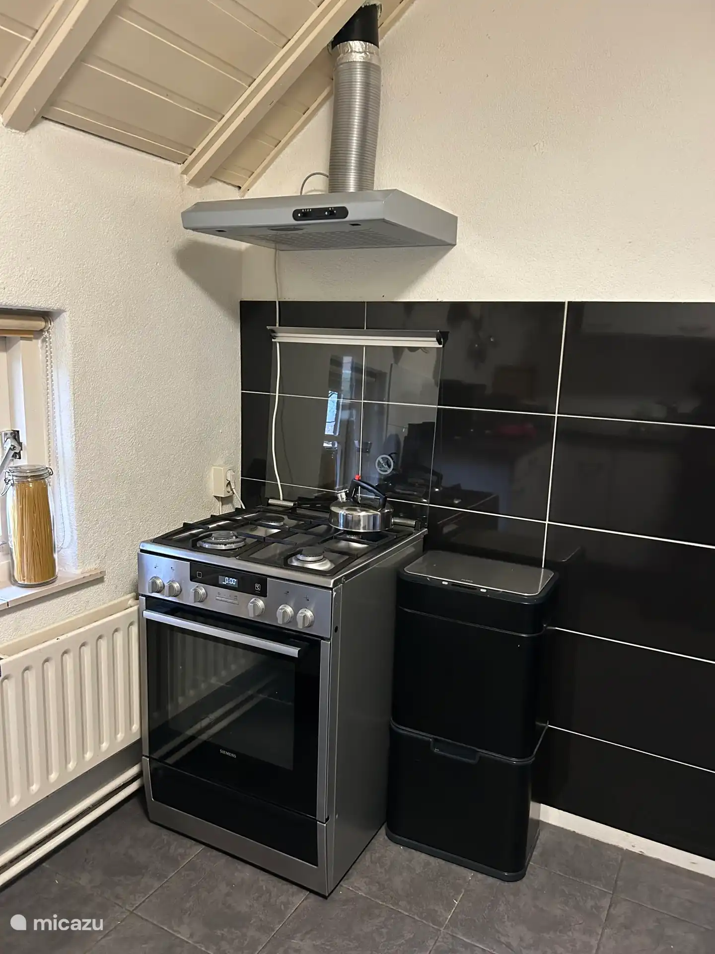 Keuken. Hier kun je de lekkerste maaltijden koken. 4 pits gas. En een oven 