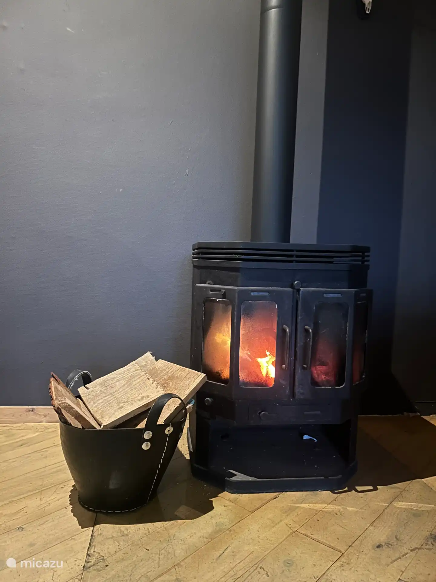 Wunderschöner Holzofen. Mit genug Holz auf Lager 