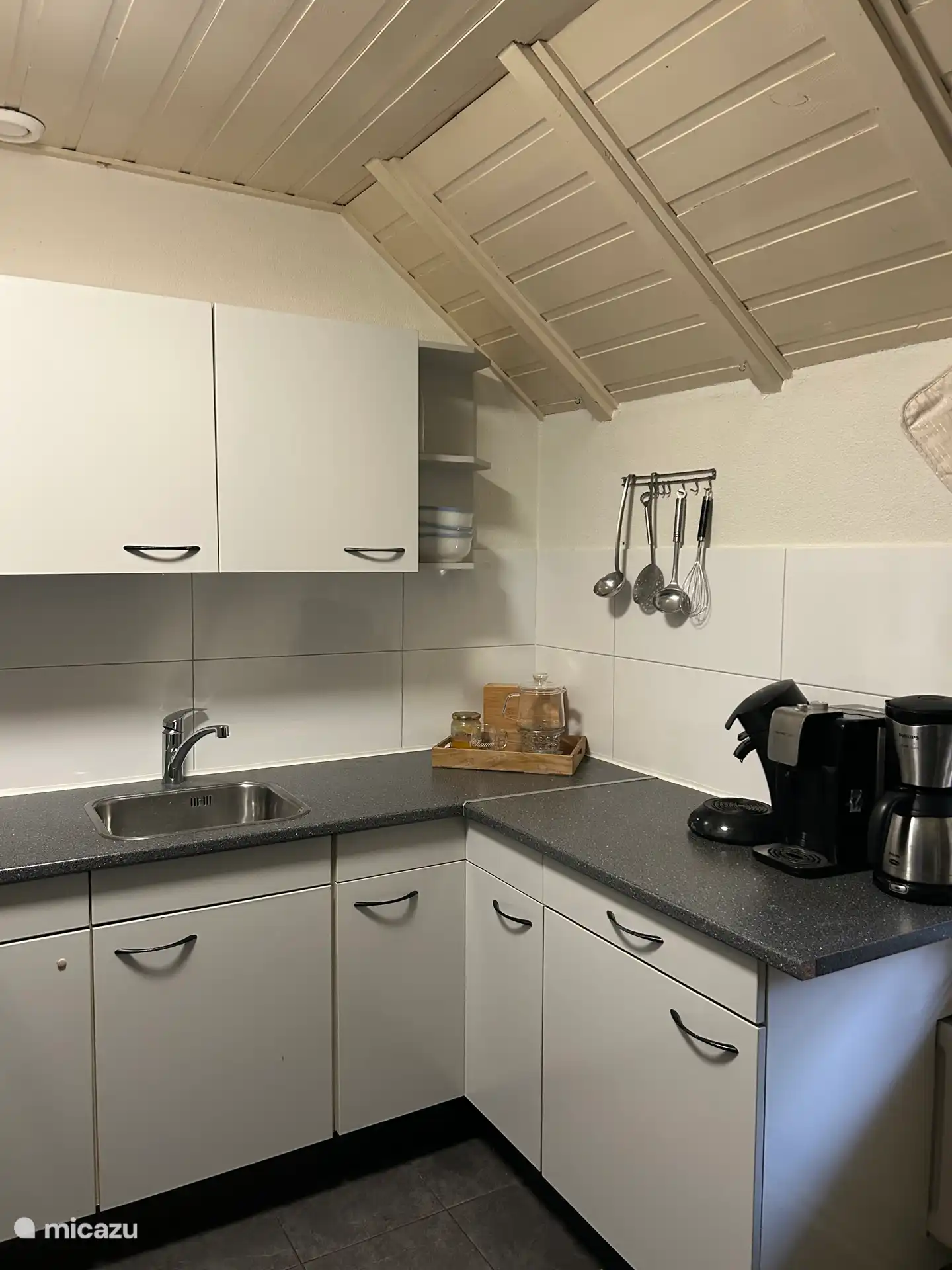 Keuken. Met koffiezet apparaat , Senseo  en een heetwater dispenser 