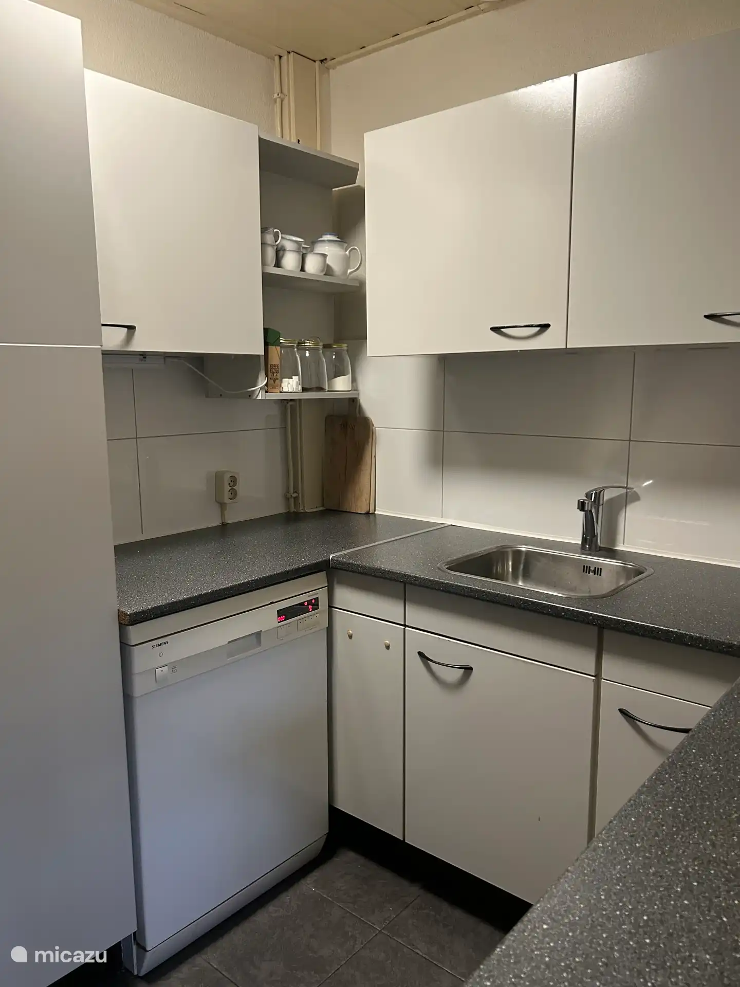 Keuken met vaatwasser. Koelkast en kleine vriezer 