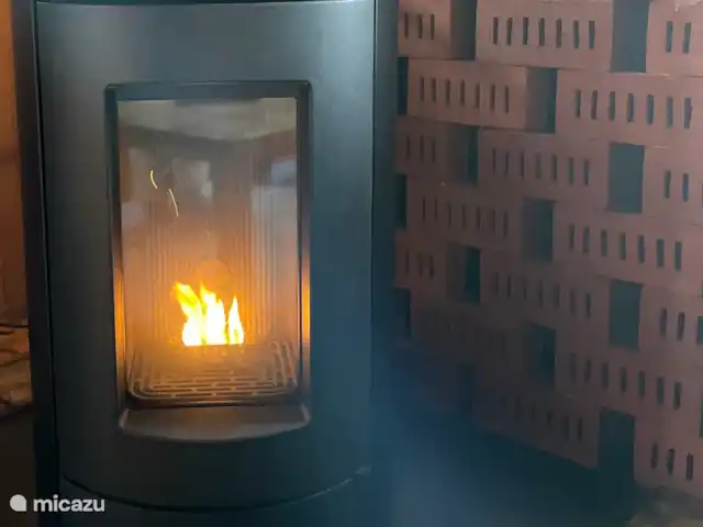 Rheintal en Alemania, Renania-Palatinado, Weyer - chalet Estufa de pellets para un calor extra después de una larga caminata de otoño o invierno