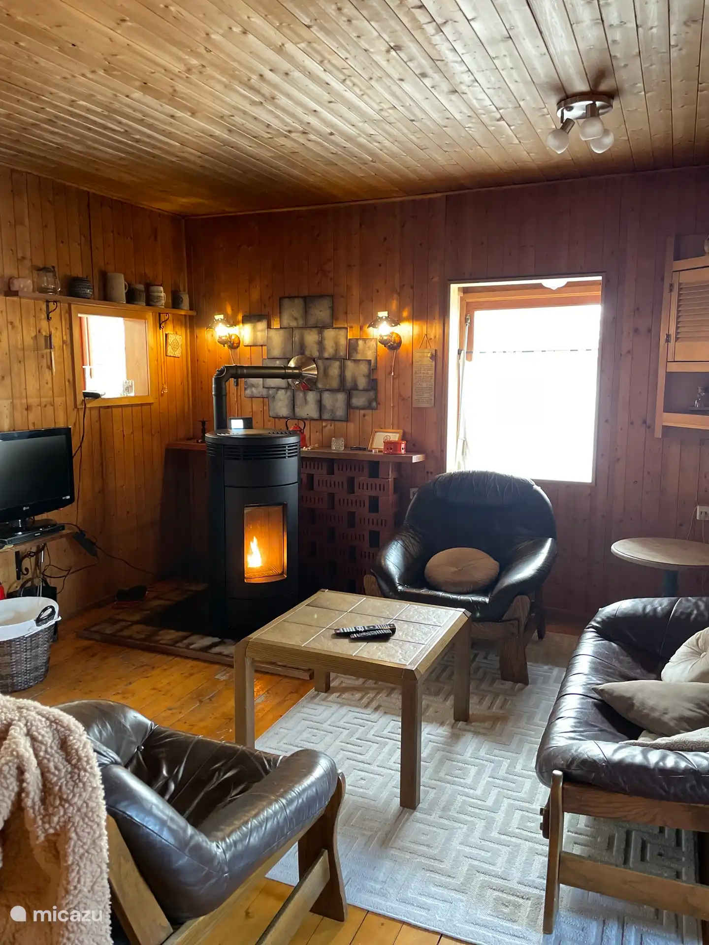 Salon confortable avec poêle à granulés