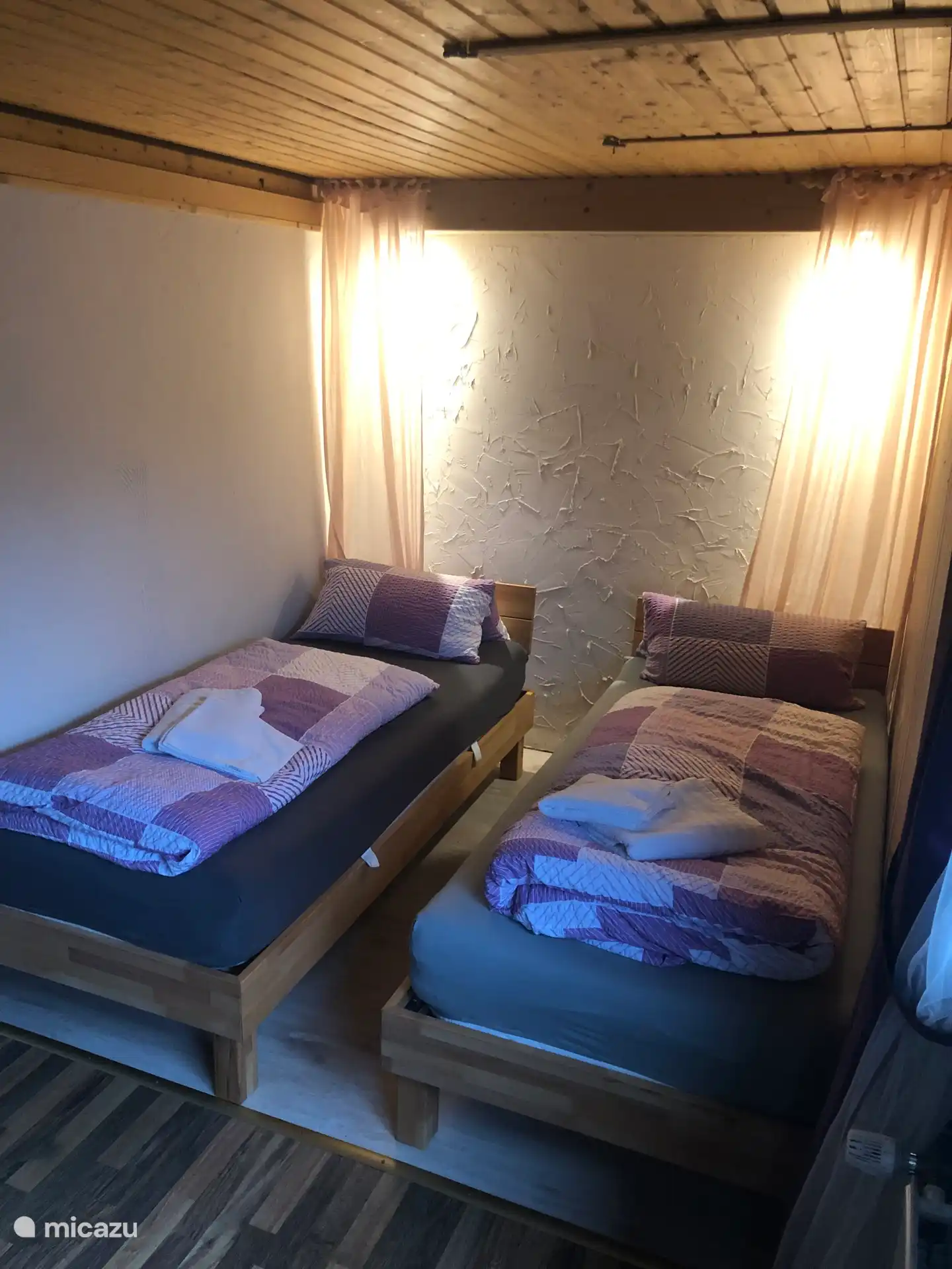 Chambre petite mais agréable pour deux personnes. Avec lingerie