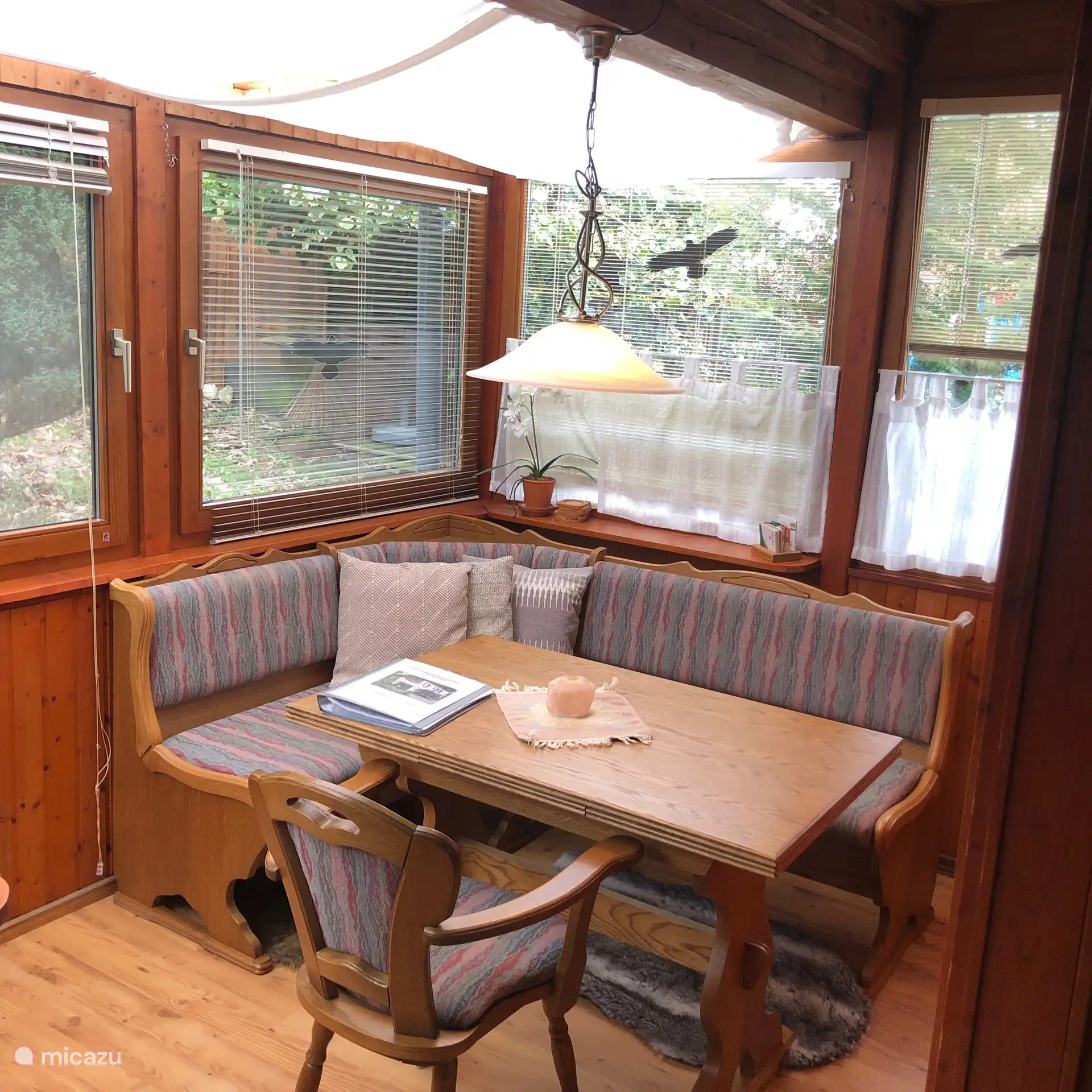 Salle à manger avec vue sur le jardin 