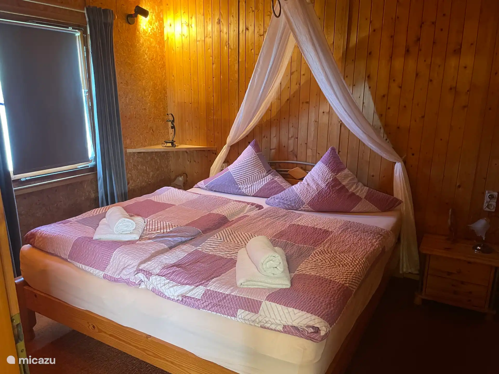 Chambre double avec armoire