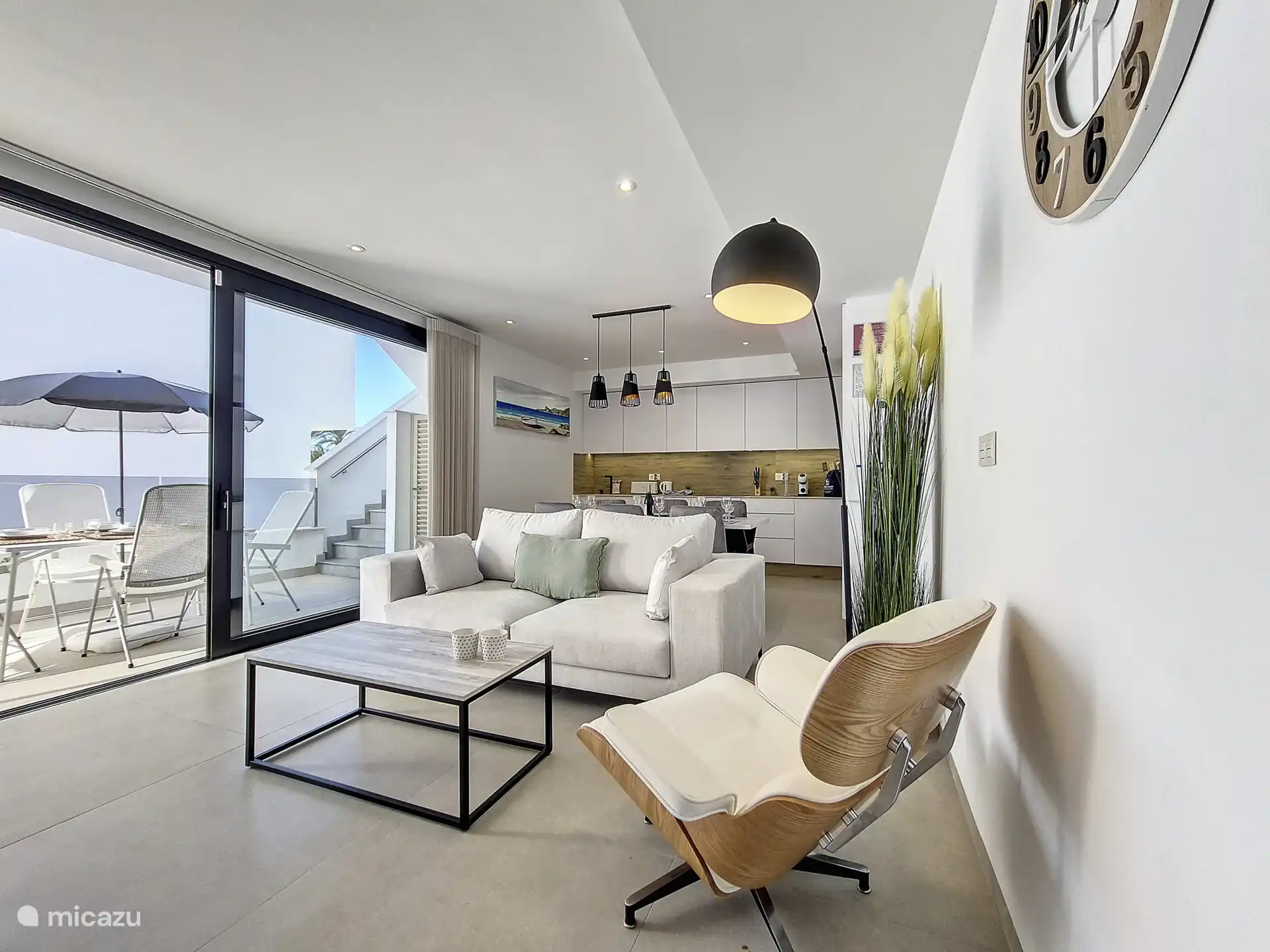 living room met open keuken met alle faciliteiten