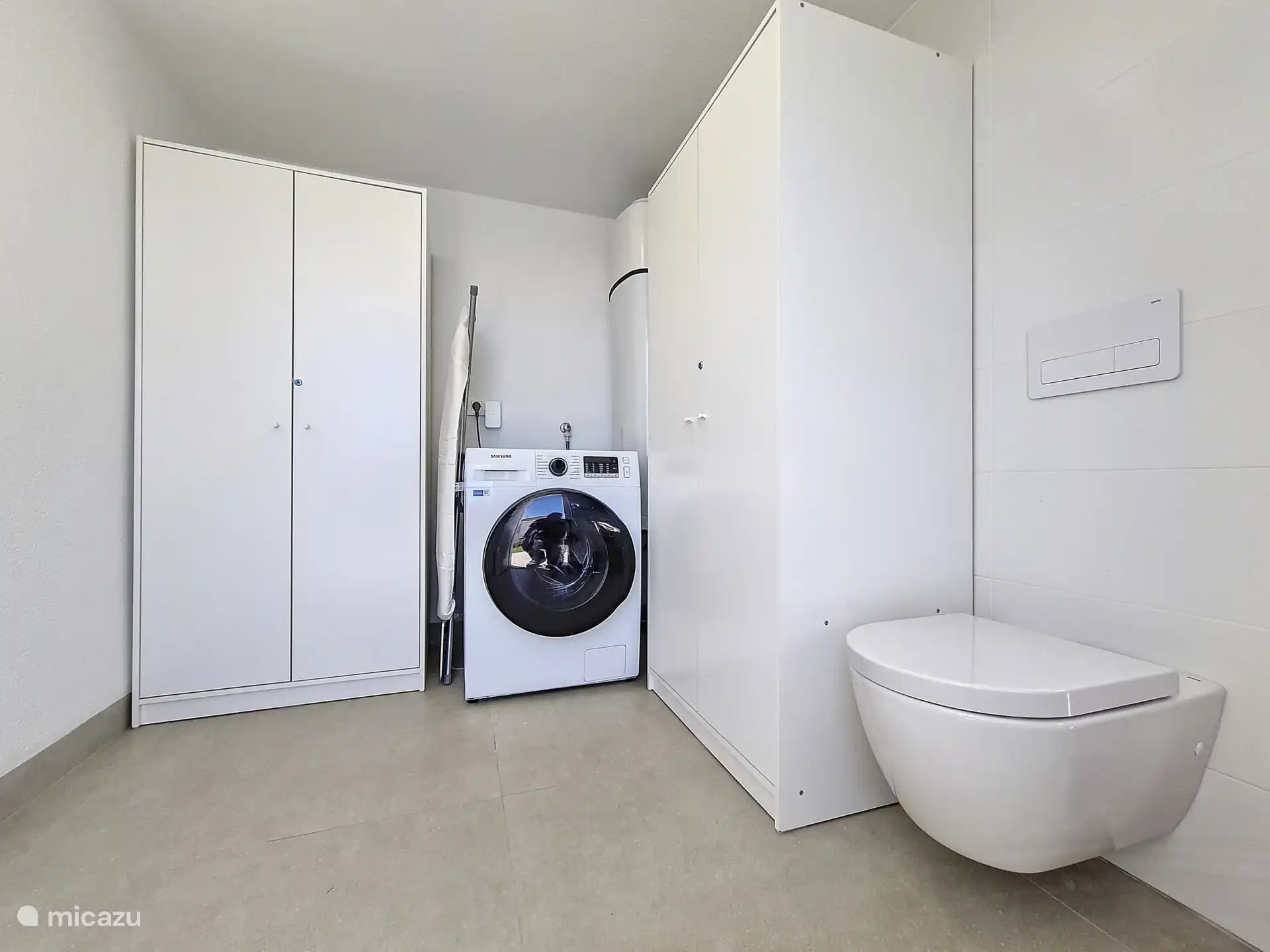 berging met was-droog toestel en 3de toilet op zonneterras