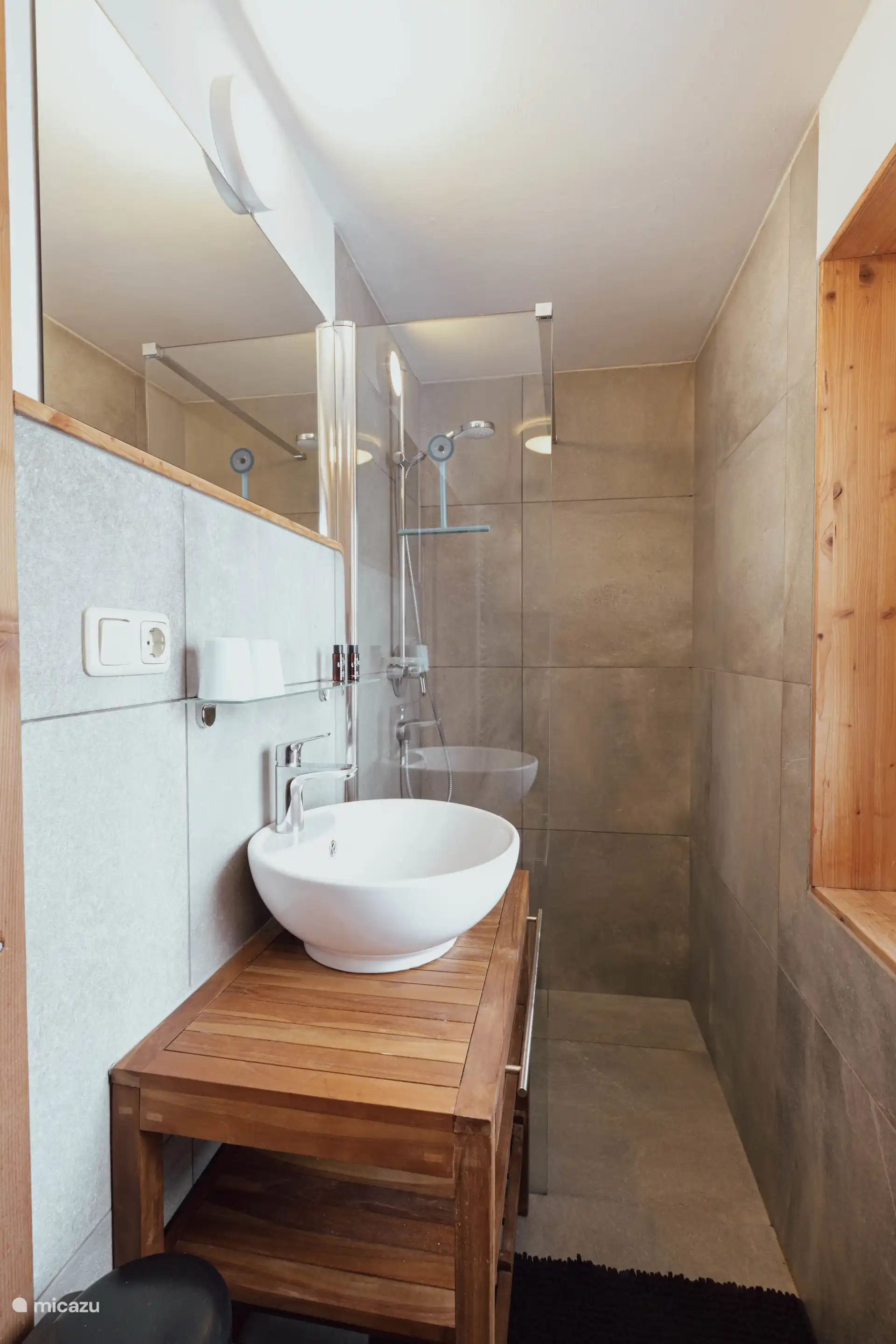 Bathroom in bedroom 1