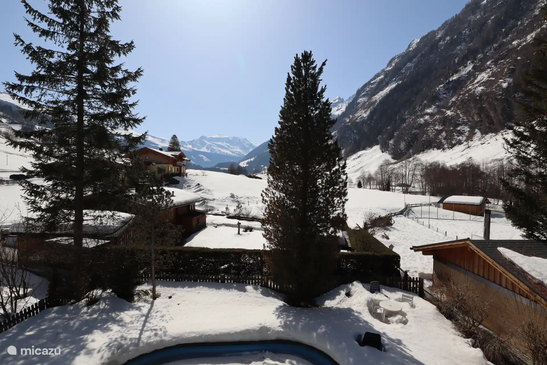 View of the three-thousand-metre peaks at the back of the valley