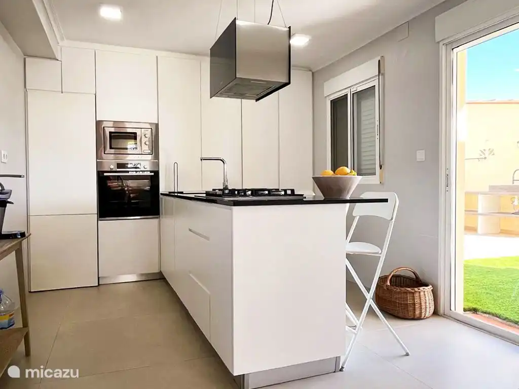 Armarios empotrados y isla con 4 taburetes de barra