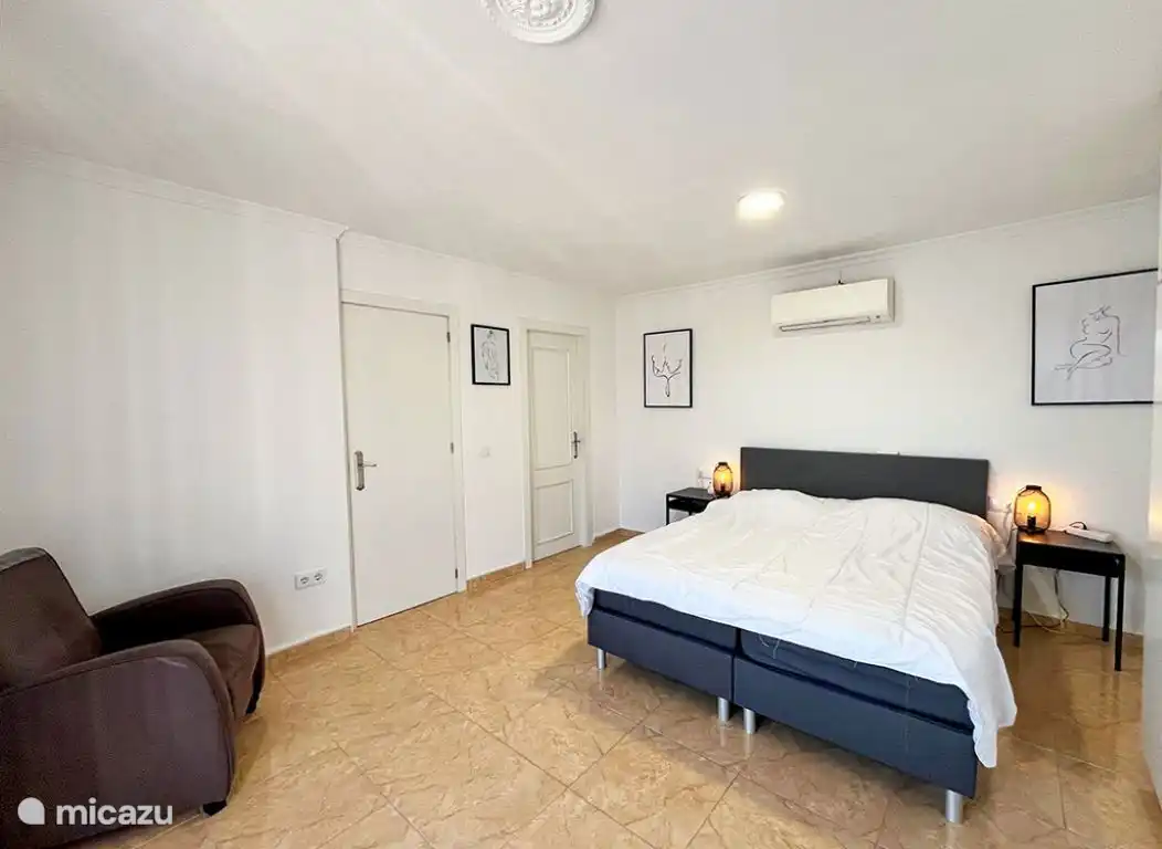 dormitorio con baño privado